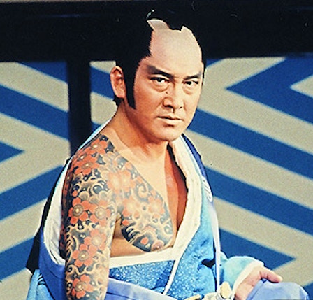 櫻花茂盛時期短暫,花瓣散落歸土與轉瞬即逝,比喻短暫的生命裹要如櫻花般綻放自我,代表了死亡與生命的無常。 高雄刺青、刺青、高雄刺青店、高雄刺青推薦、高雄刺青改圖、高雄紋身