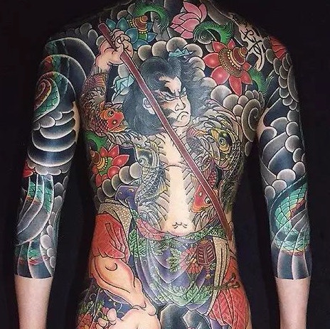 金太郎是擁有怪力的兒童,年少時已想成為一位勇士,年長後更英勇地與鯉魚搏鬥的畫面,深入民心。 高雄刺青、刺青、高雄刺青店、高雄刺青推薦、高雄刺青改圖、高雄紋身