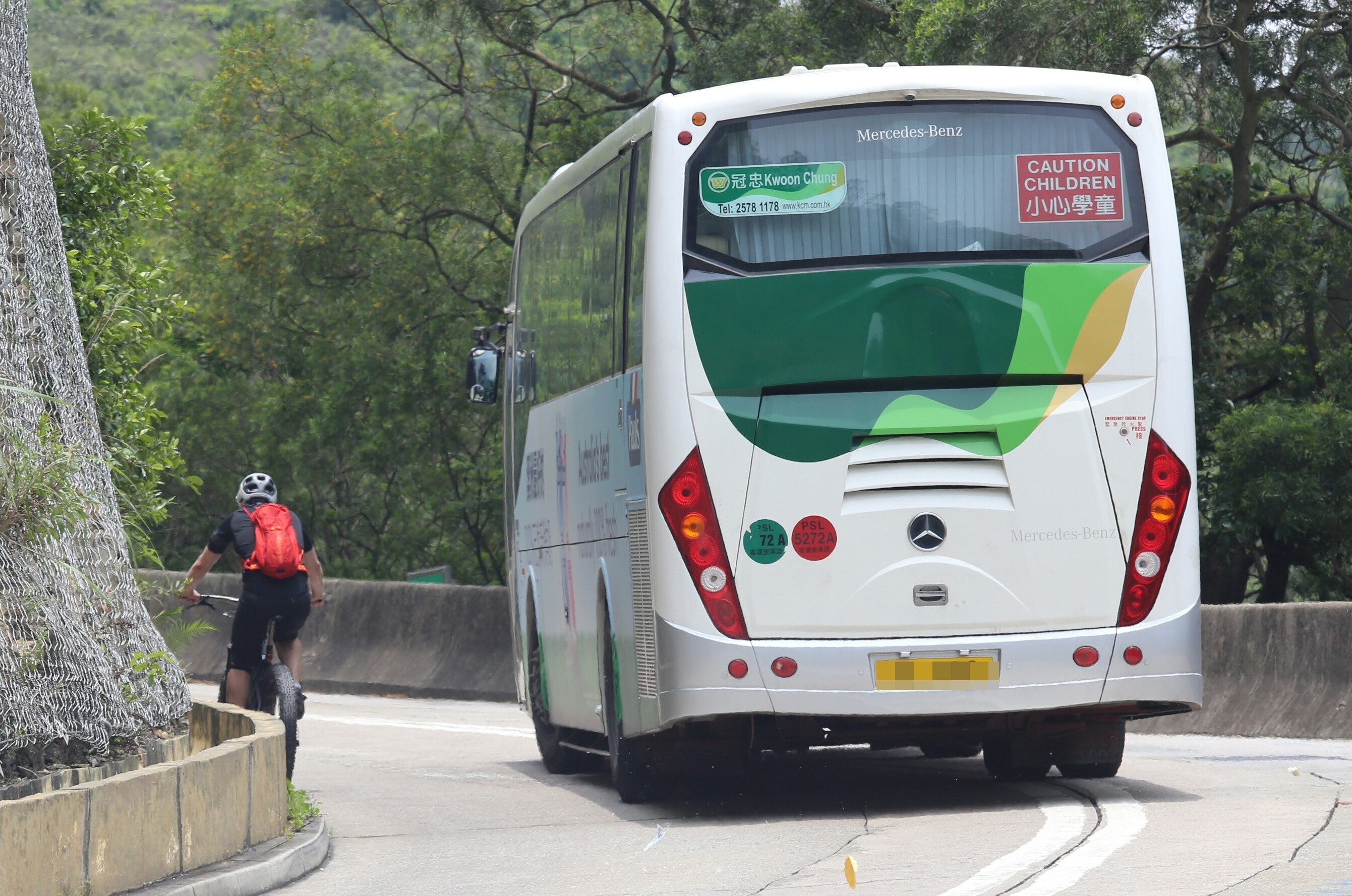 大嶼山道路闊度不符指引巴士單車人牛爭路 香港01 社會新聞