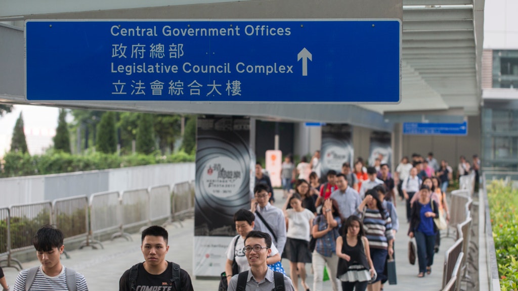 【我哋呢班】迷惘大學生考EO 新仔欠牙力被卸膊:下屬黑面 【我哋呢班】迷惘大學生考EO 新仔欠牙力被卸膊:下屬黑面