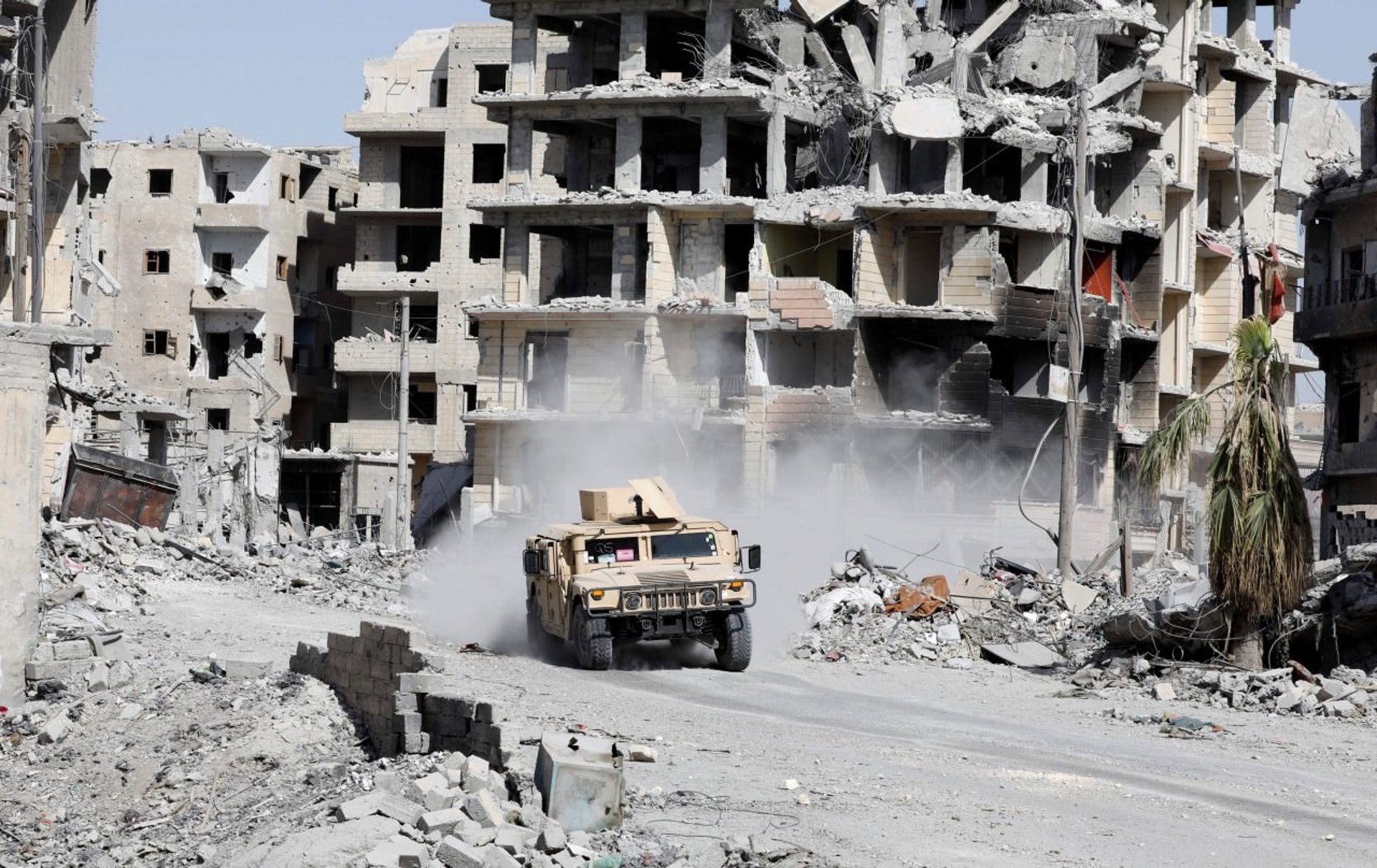 庫爾德人民保衛聯盟(YPG)擊倒ISIS,光復拉卡。(路透社) 庫爾德人民保衛聯盟(YPG)擊倒ISIS,光復拉卡。(路透社)