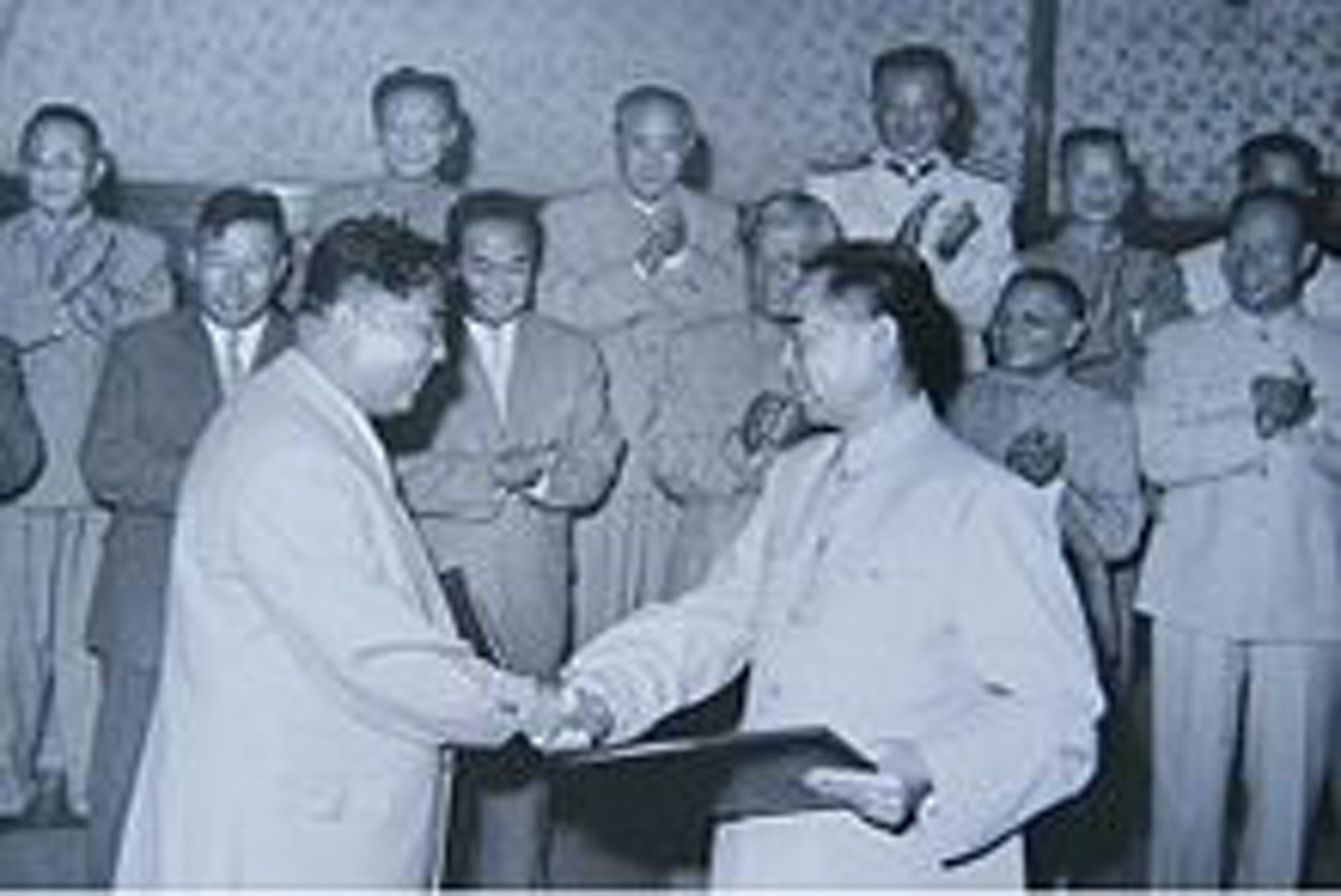 《中朝友好合作互助条约》在1961年由周恩来和金日成签订。（资料图片）