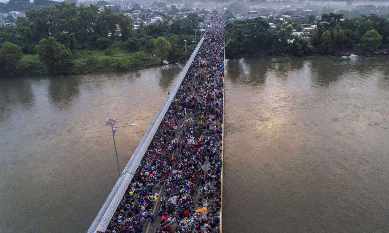 中美洲移民:數千移民試圖通過墨西哥國際大橋進入美國。(視覺中國) 中美洲移民:數千移民試圖通過墨西哥國際大橋進入美國。(視覺中國)