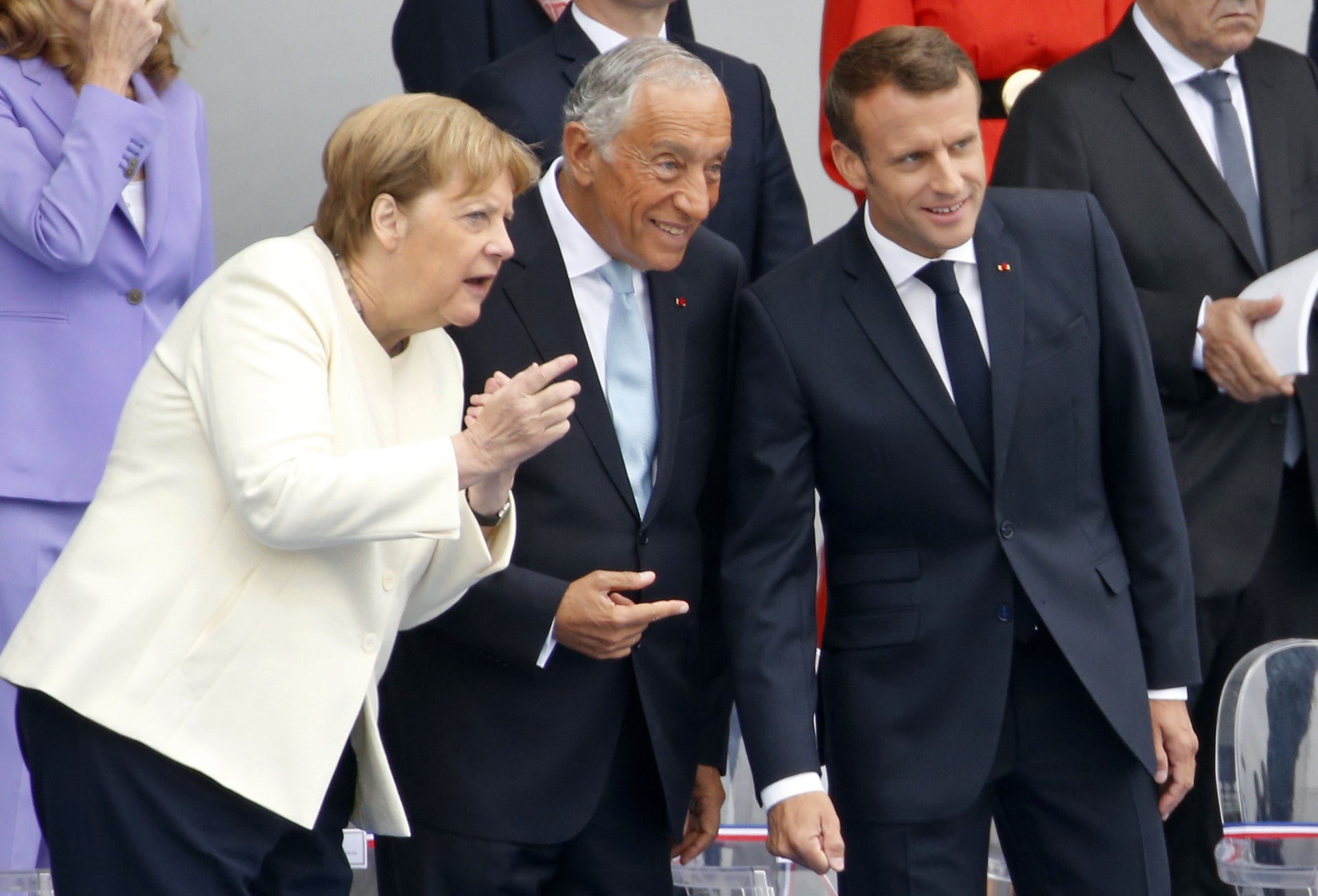 法國國慶日:法國總統馬克龍與德國總理默克爾(Angela Merkel)、葡萄牙總統德索薩(Marcelo Rebelo de Sousa)一齊觀看閲兵。(Getty Images) 法國國慶日:法國總統馬克龍與德國總理默克爾(Angela Merkel)、葡萄牙總統德索薩(Marcelo Rebelo de Sousa)一齊觀看閲兵。(Getty Images)