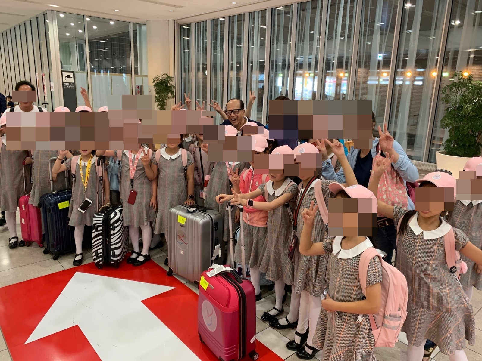 李嘉誠贈上海小學生舞團每人兩萬日元買禮物　他們怎麼花？