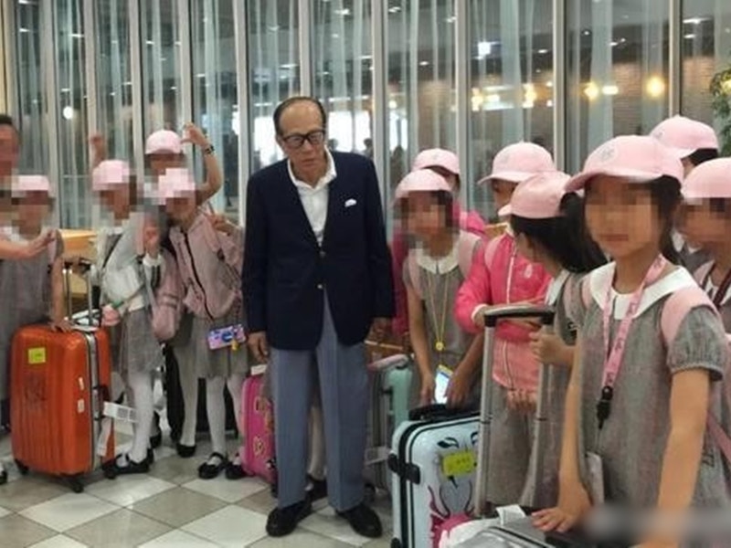 一班到日本參加舞蹈比賽的上海小學生，在機場遇到香港首富李嘉誠。（微博）