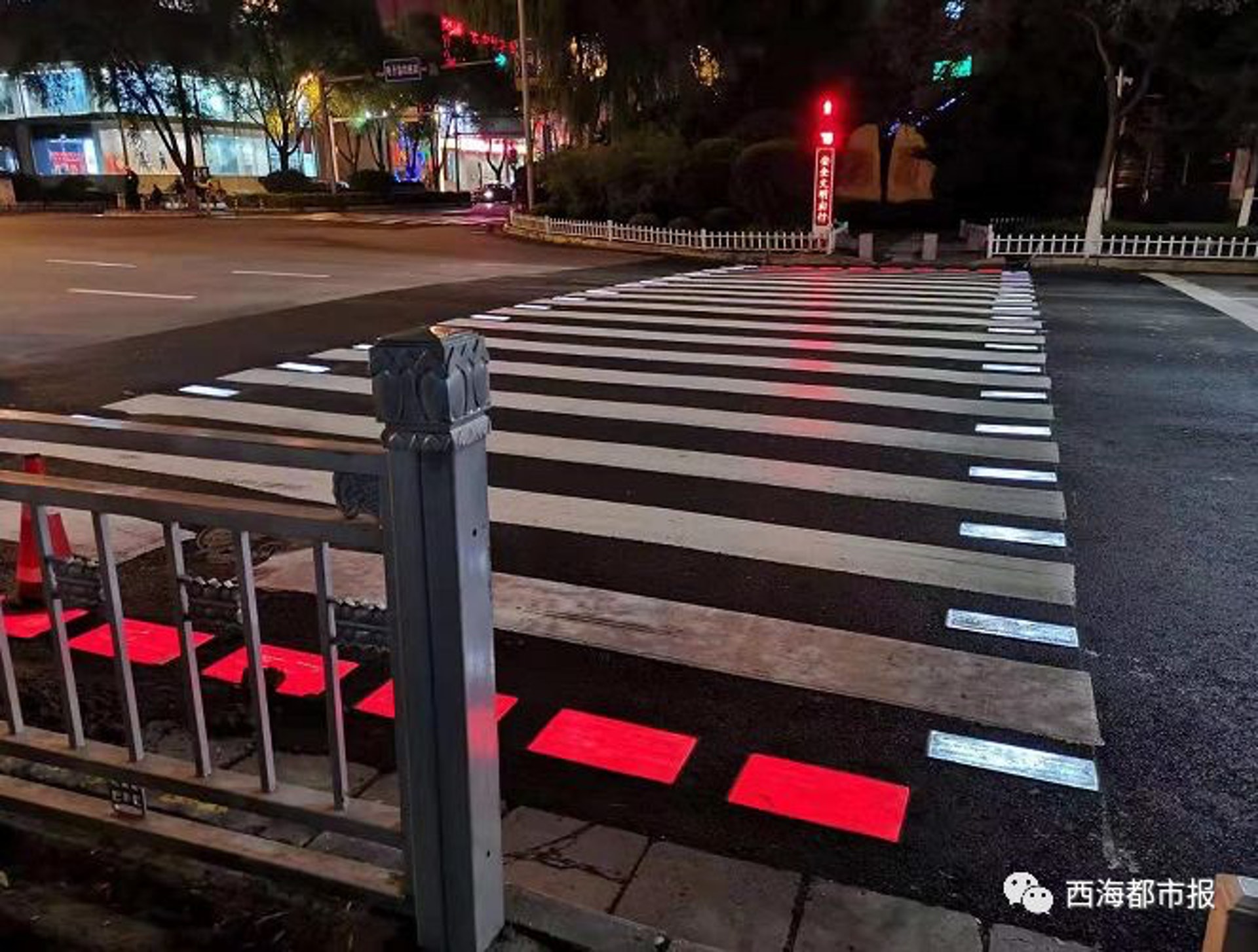 智能斑馬線不僅會變色發光,還有「人臉抓拍」功能,自動拍下違規者的容貌。(《西海都市報》) 智能斑馬線不僅會變色發光,還有「人臉抓拍」功能,自動拍下違規者的容貌。(《西海都市報》)