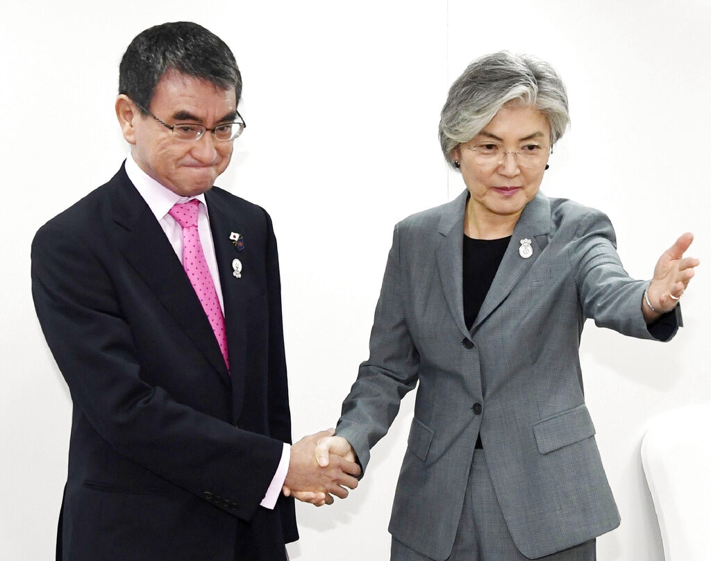 康京和（右）8月1日與河野太郎（左）會面，但未能收窄分歧（美聯社）