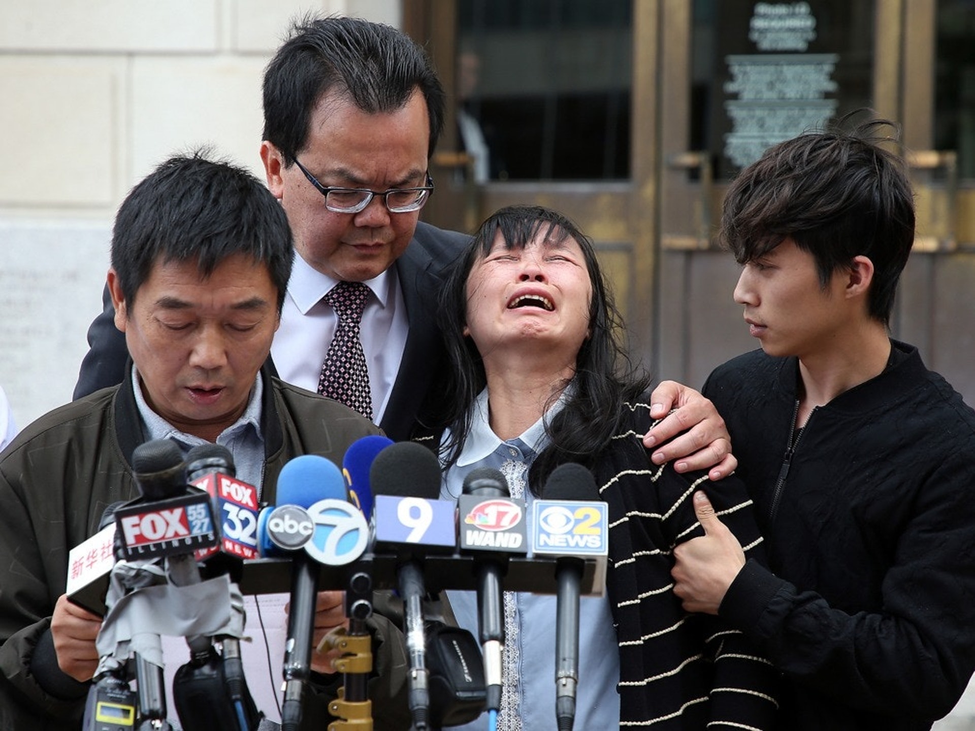 章瑩穎的父親在法庭外面向媒體用中文宣讀一份聲明,母親悲傷不已。(VCG)