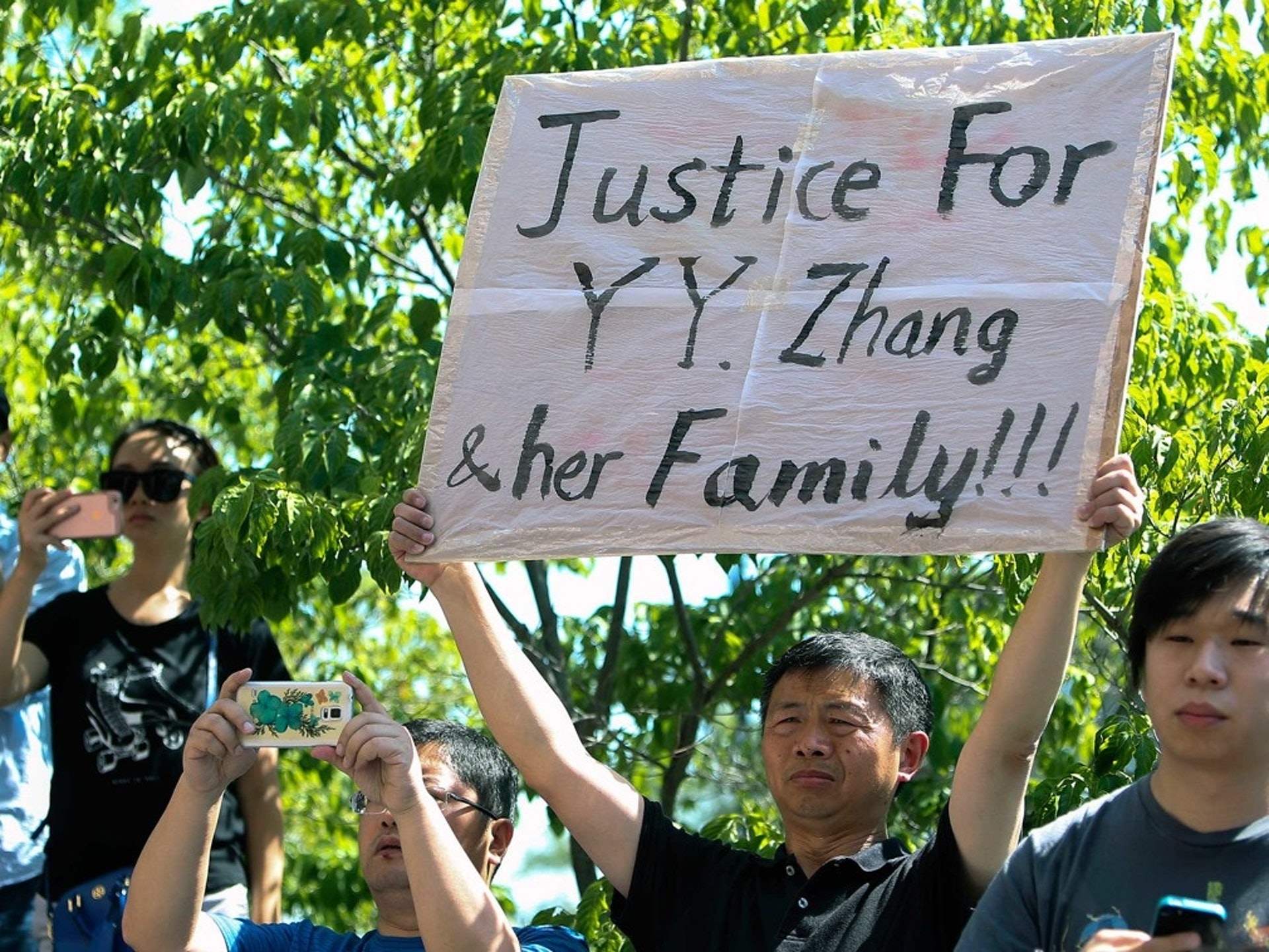 當地華人在法院外集會,呼籲伸張正義、嚴懲兇手。(VCG)