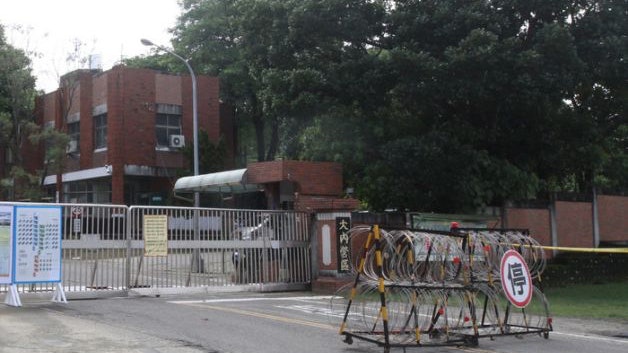台南陸軍營區凌晨驚傳槍響 23歲士兵站哨期間連開3槍自盡 台南陸軍營區凌晨驚傳槍響 23歲士兵站哨期間連開3槍自盡