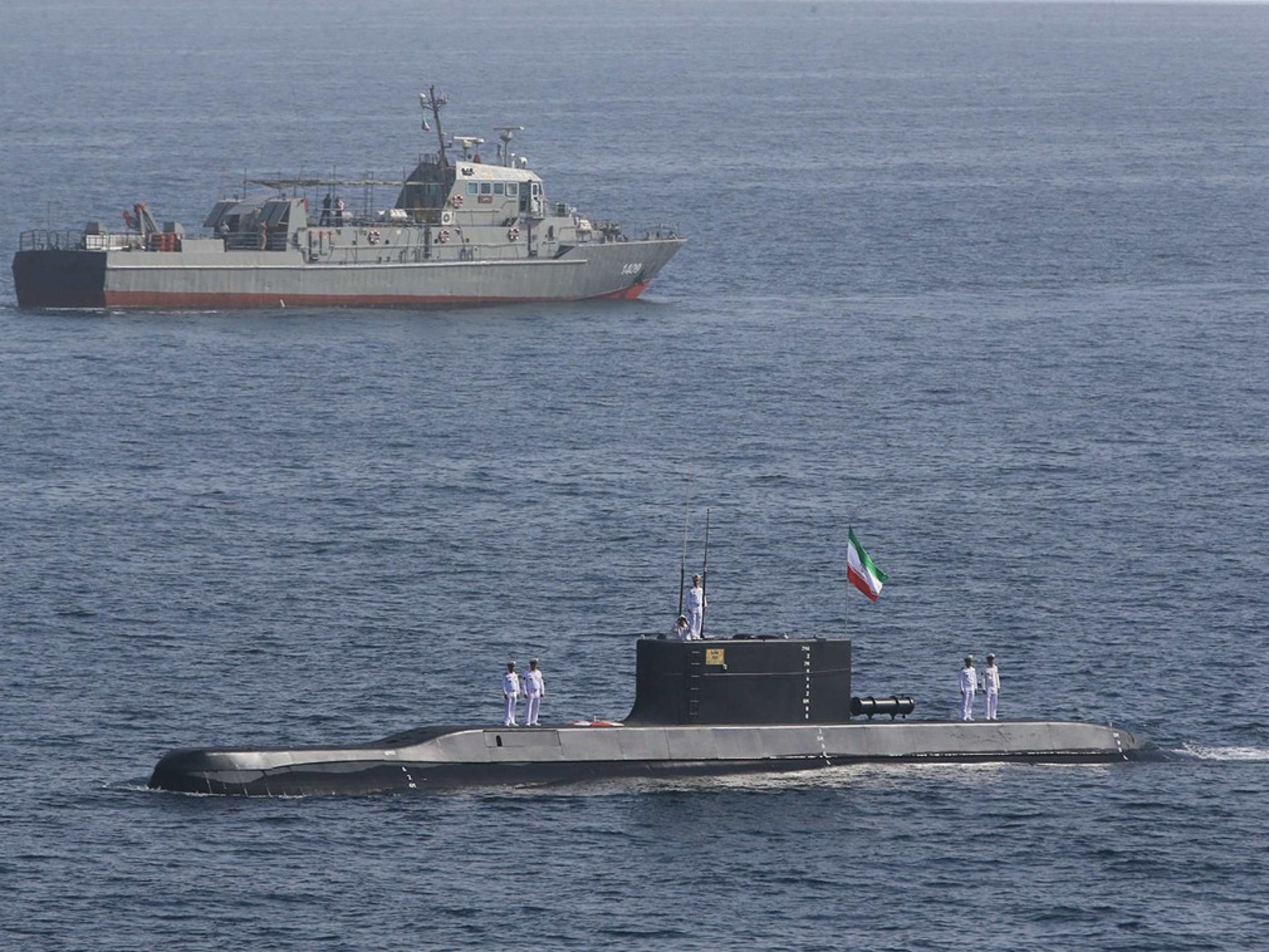 伊朗此次军演代号为“守卫-97”,最新型“征服者”级潜艇及“萨汉德”导弹驱逐舰首次亮相。(VCG) 伊朗此次军演代号为“守卫-97”,最新型“征服者”级潜艇及“萨汉德”导弹驱逐舰首次亮相。(VCG)