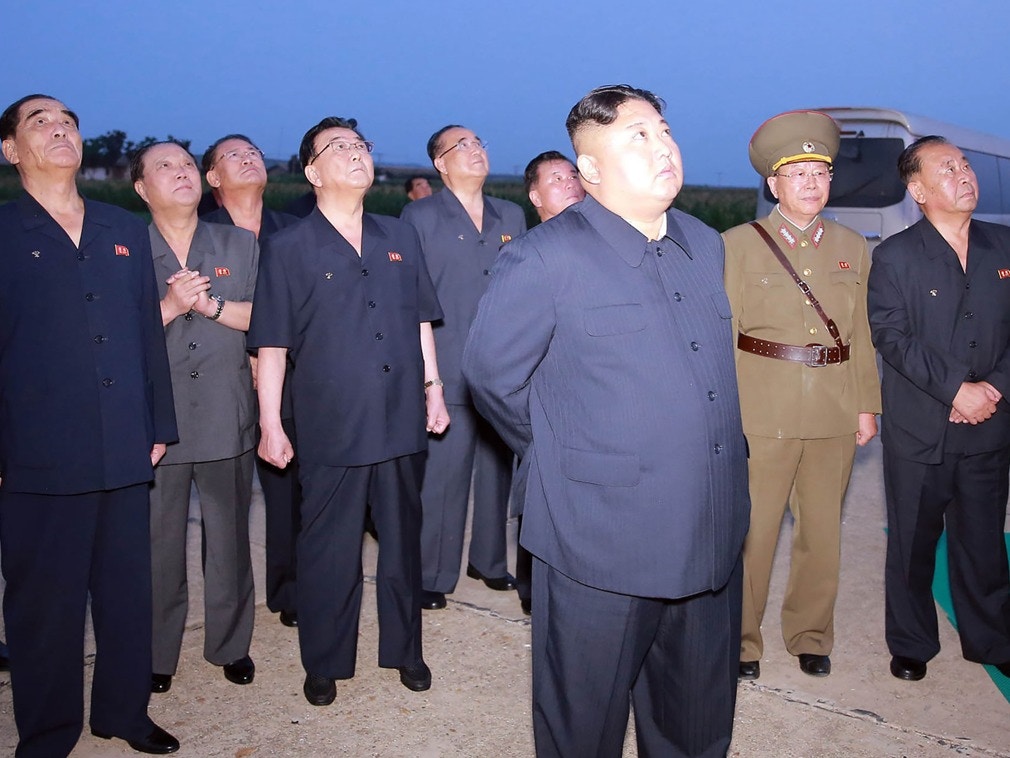 以往金正恩會穿中山裝效仿祖父金日成的扮相。圖為2019年8月6日，金正恩在朝鮮西部秘密地點觀察兩枚新型戰術導彈的演示發射。（AFP）