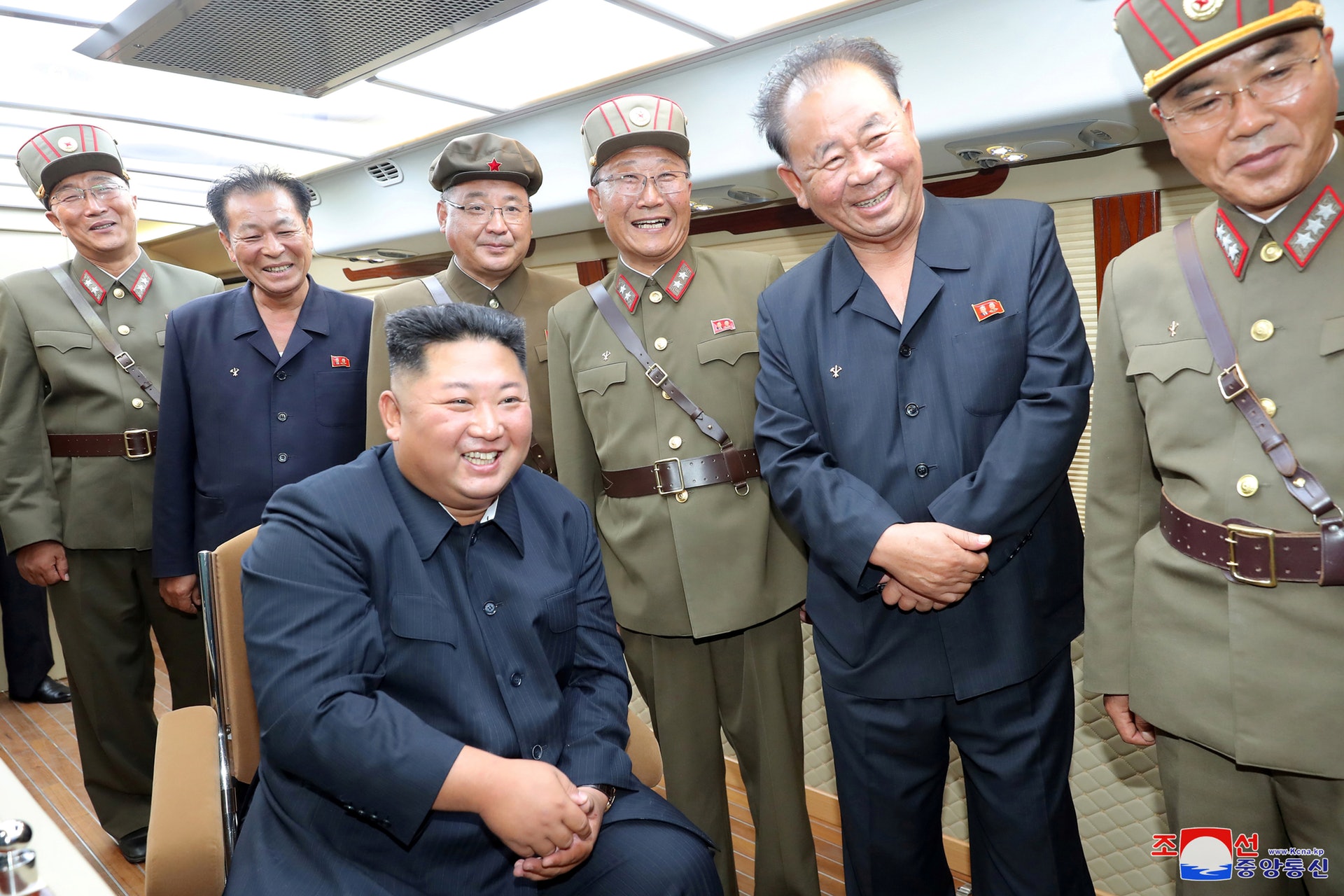 朝中社發放金正恩親自指導試射新型戰術武器的照片。(Reuters) 朝中社發放金正恩親自指導試射新型戰術武器的照片。(Reuters)