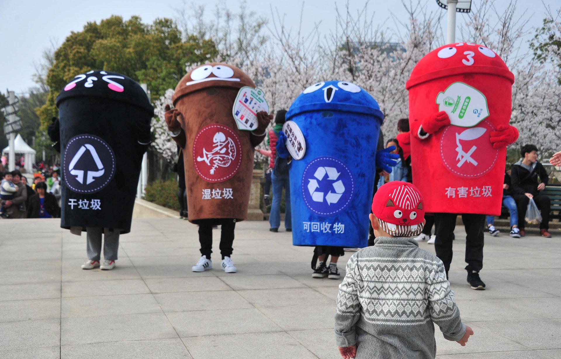 上海由志願者扮演的卡通垃圾分類箱人偶與家長和孩子現場互動，宣傳垃圾分類的小知識。（視覺中國）