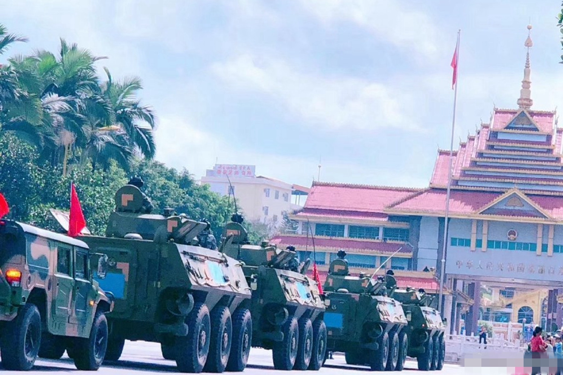 解放軍集結重兵開赴中緬邊境。（網絡圖片）