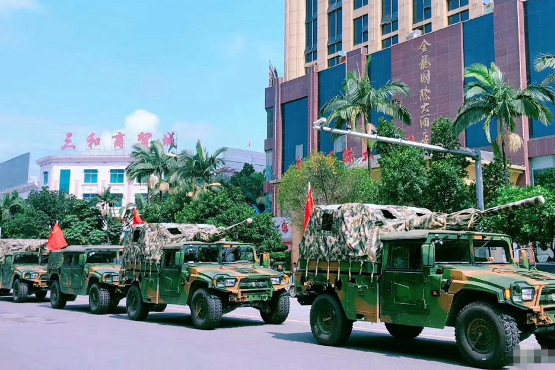 解放軍集結重兵開赴中緬邊境。（網絡圖片）