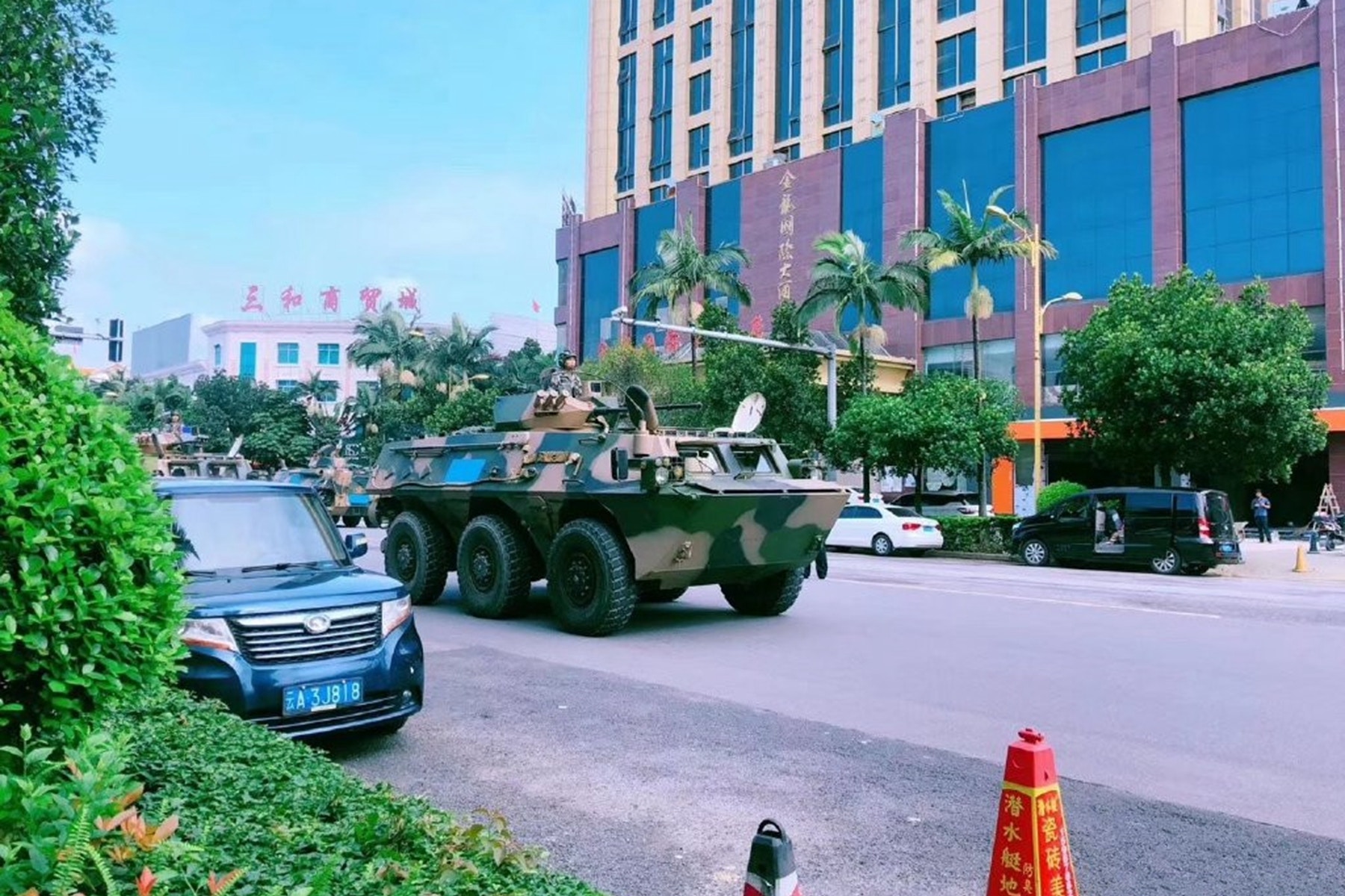 解放軍集結重兵開赴中緬邊境。（網絡圖片）