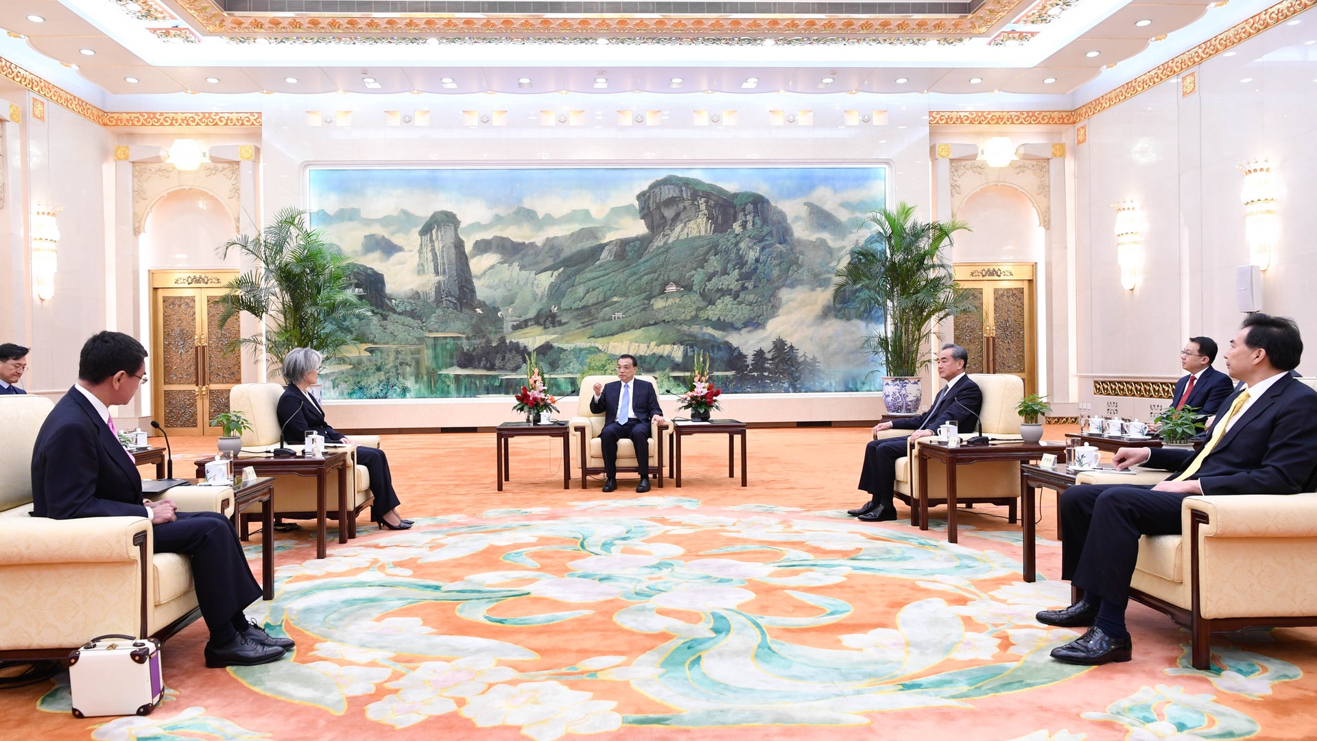 李克強會見韓國外長和日本外相 日韓期待三國領導人年底會晤成功 李克強會見韓國外長和日本外相 日韓期待三國領導人年底會晤成功