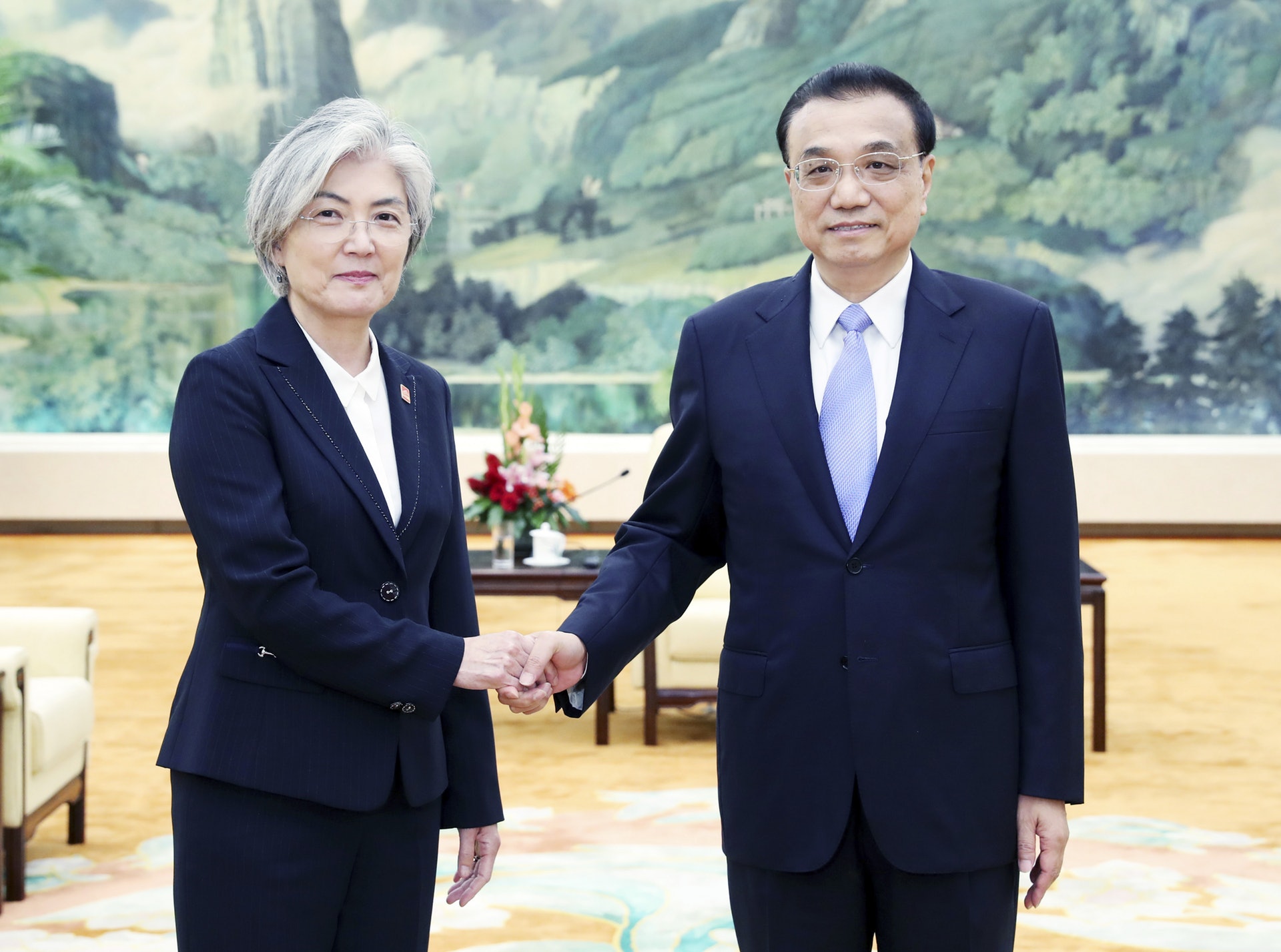 李克強與韓國外長康京和握手。(新華社) 李克強與韓國外長康京和握手。(新華社)
