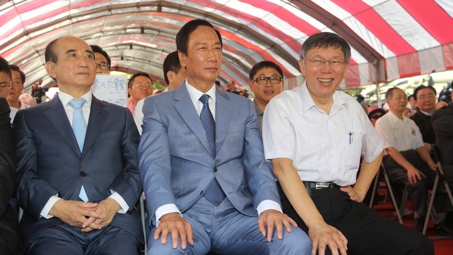 郭台銘(中)、柯文哲(右)和王金平(左)23日出席「八二三砲戰」紀念音樂活動,這是三人近期首度在同一個公開場面現身。(譚英瑛攝) 郭台銘(中)、柯文哲(右)和王金平(左)23日出席「八二三砲戰」紀念音樂活動,這是三人近期首度在同一個公開場面現身。(譚英瑛攝)