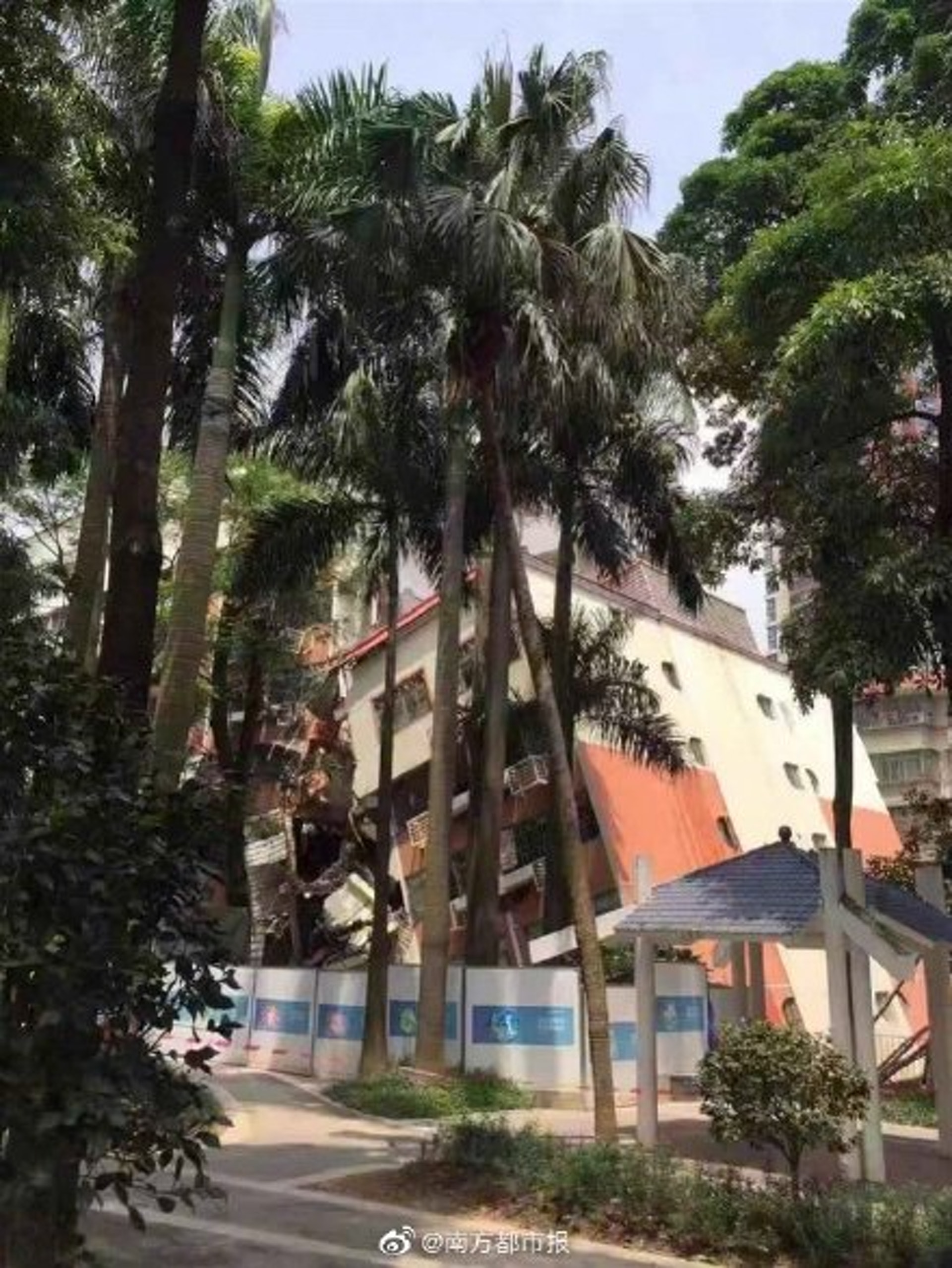 整幢樓宇傾斜,壓向旁邊的建築。(微博) 整幢樓宇傾斜,壓向旁邊的建築。(微博)