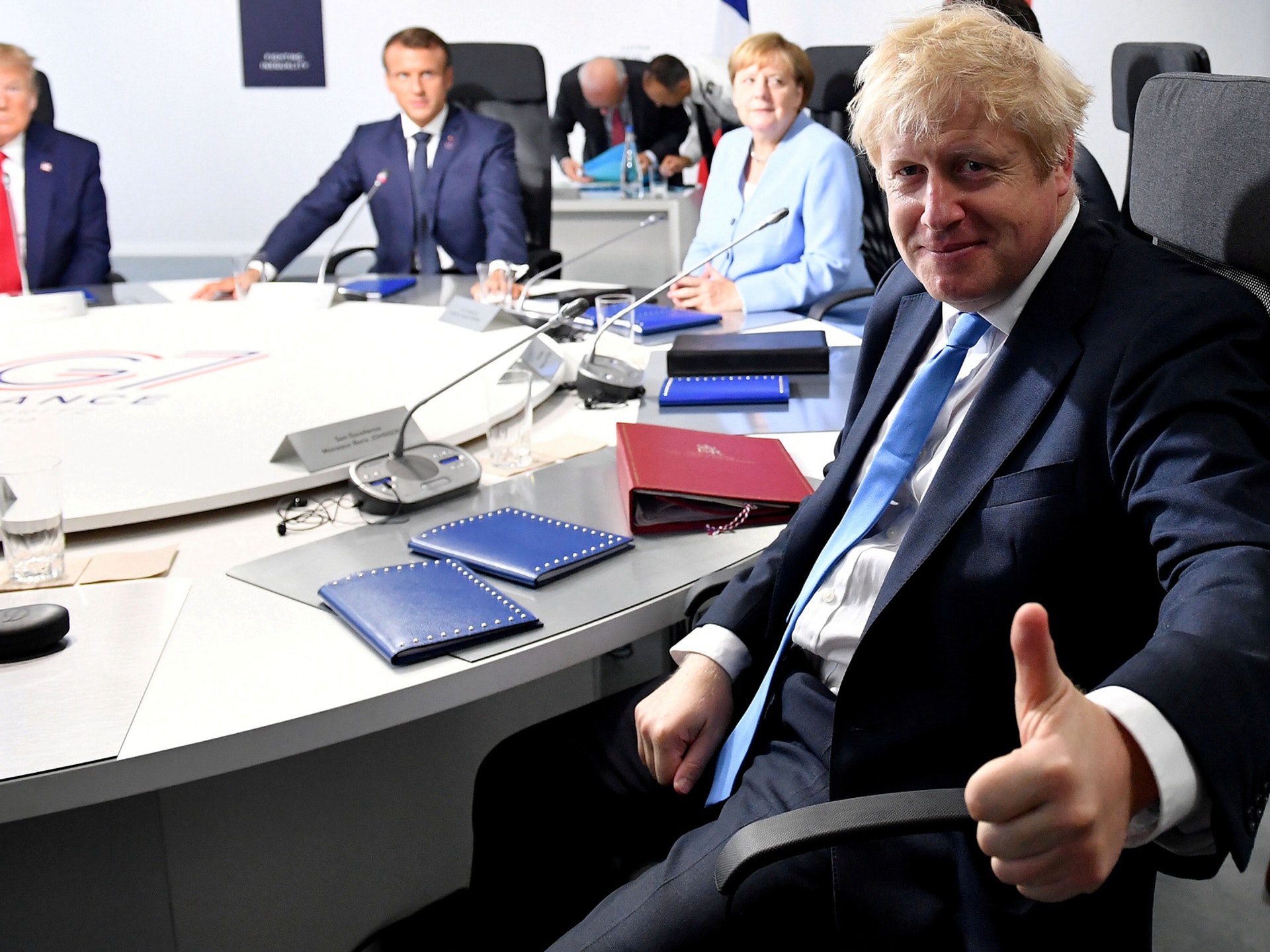 8月25日早餐會後,約翰遜同特朗普共同出席G7領導人圓桌會。(Reuters)