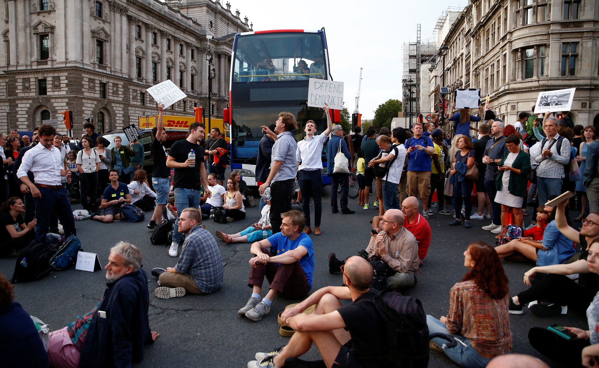 大批反脱歐民眾坐在唐寧街外的馬路,導致交通一度中斷。(Reuters)