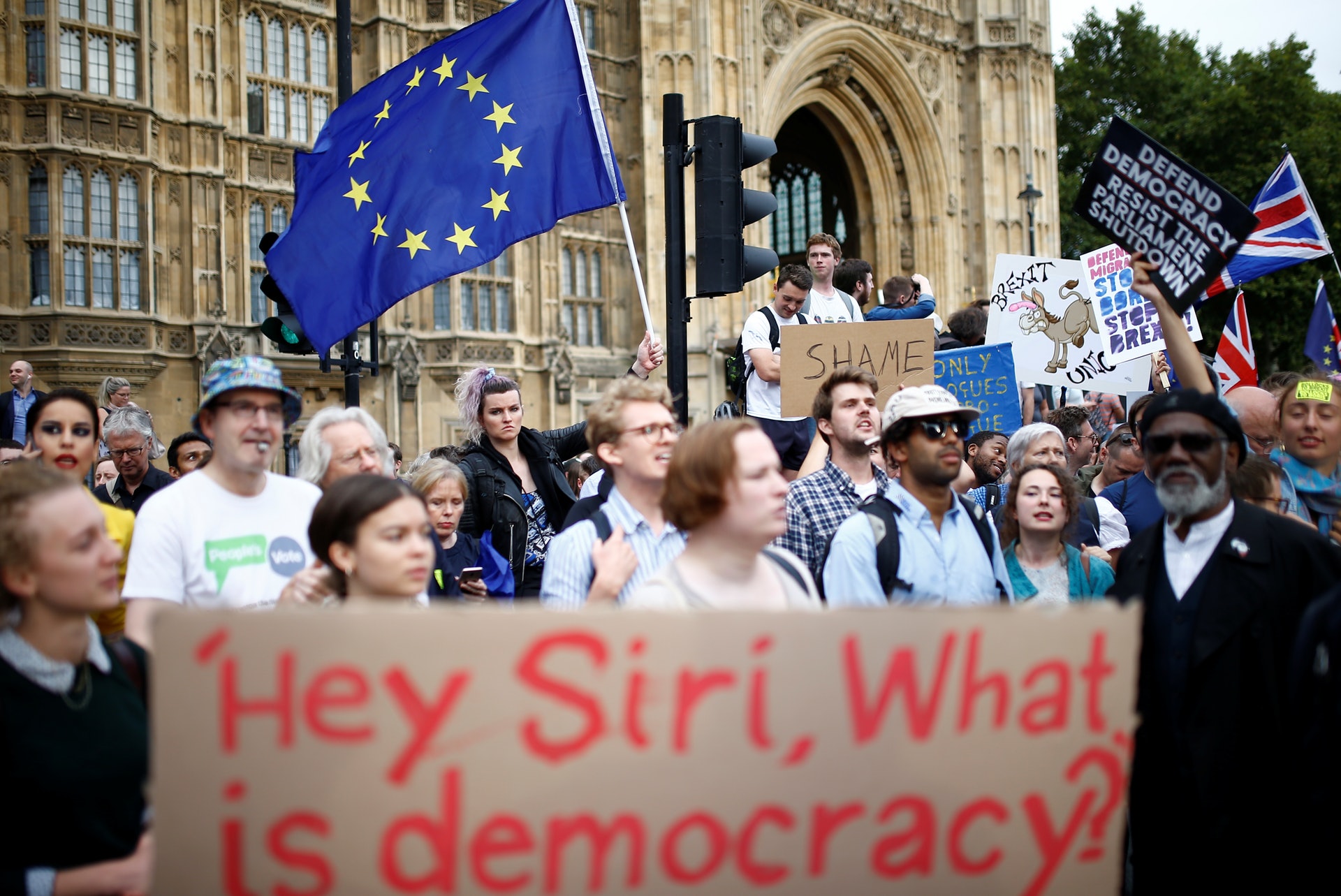 大批英國民眾在倫敦國會外示威,抗議首相約翰遜以休會方式尋求如期脱歐。(Reuters)