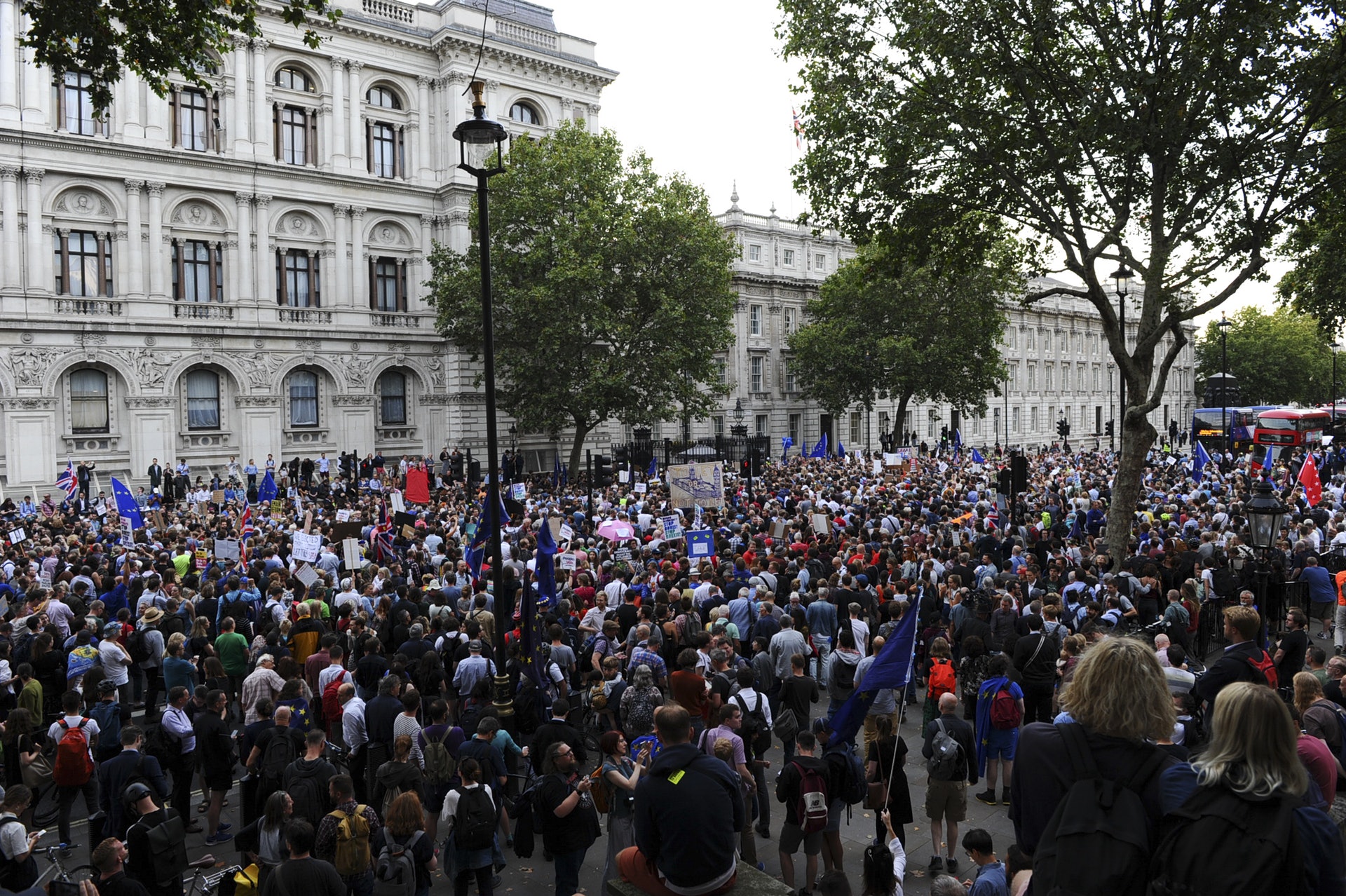 倫敦唐寧街外有大批民眾聚集,反對約翰遜強行令國會休會。(AFP)