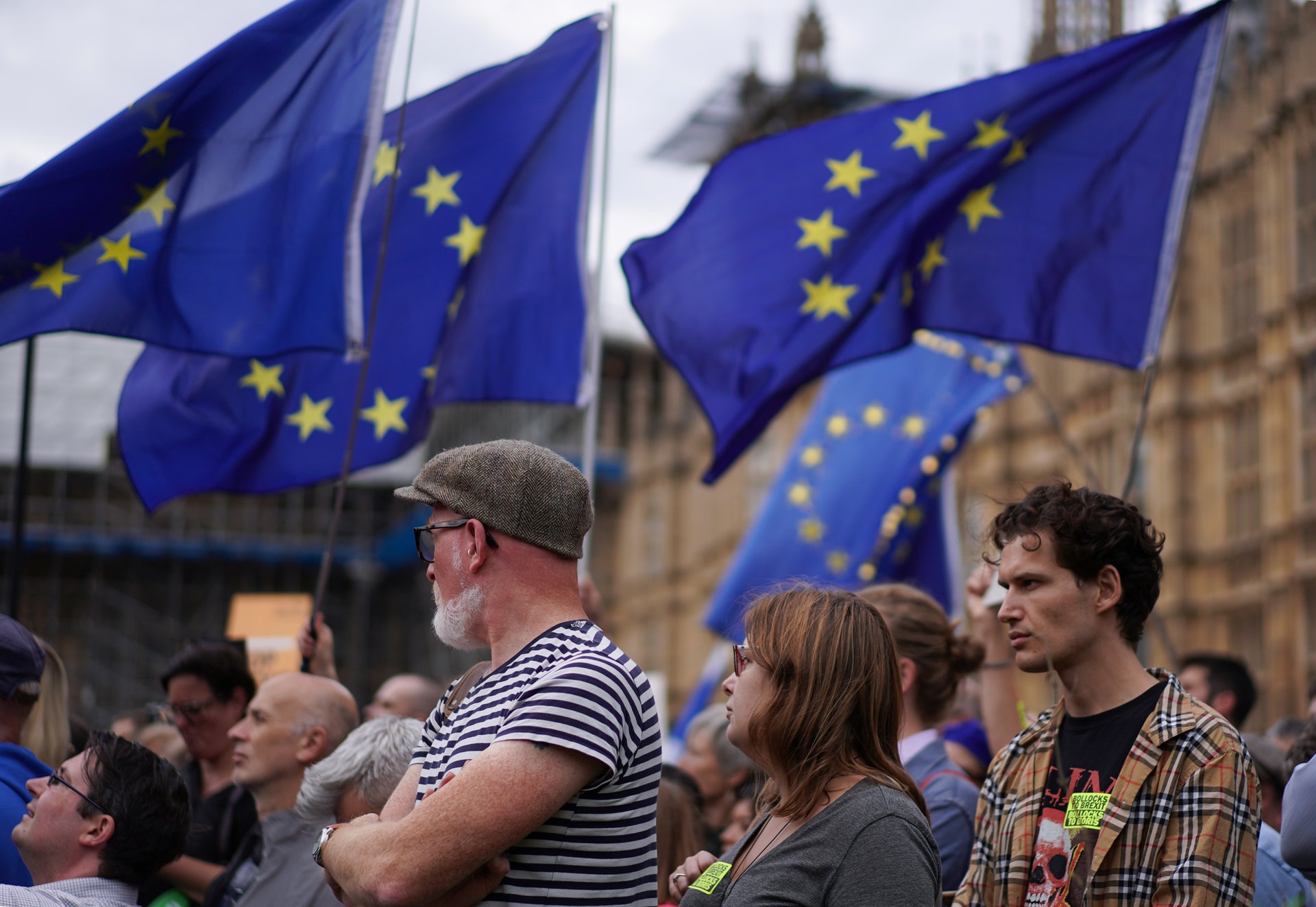 不少人揮舞歐盟旗,反對英國脱歐。(Reuters)