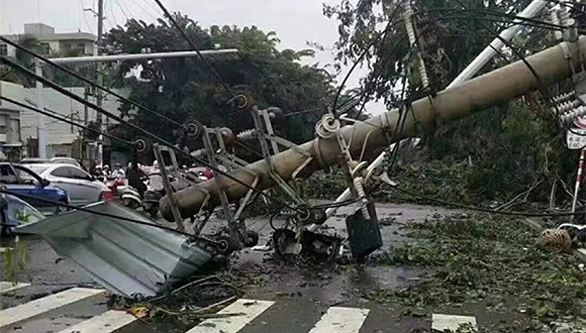 海南省儋州市遭龍捲風襲擊,釀最少8死2傷。(海南警方) 海南省儋州市遭龍捲風襲擊,釀最少8死2傷。(海南警方)