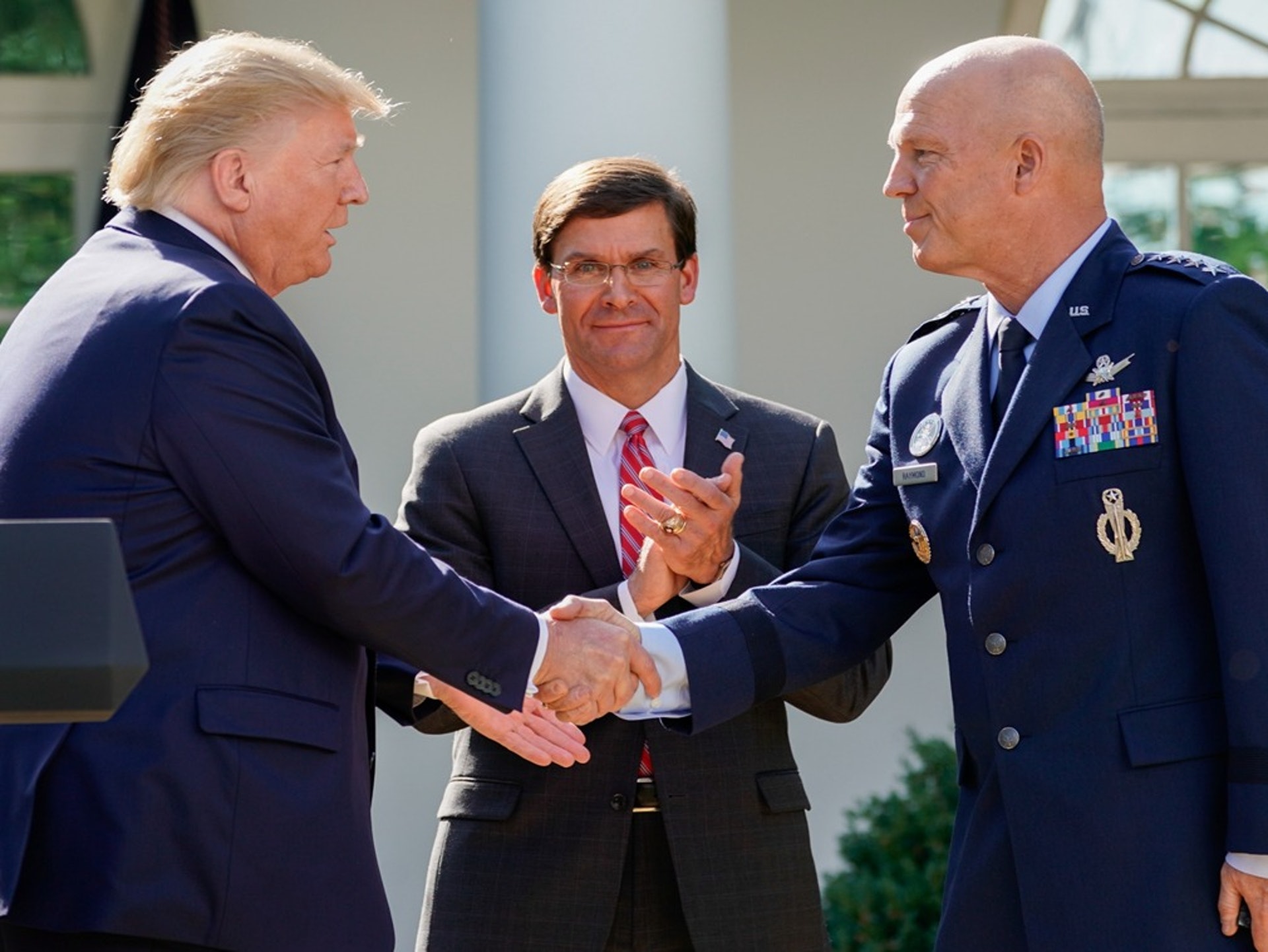 特朗普(左)在太空司令部成立儀式上與雷蒙德(右)握手。(Reuters)