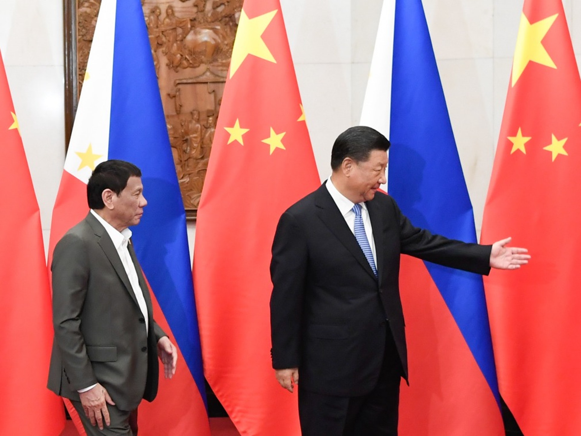 北京時間8月29日,中國國家主席習近平在北京釣魚台國賓館會見菲律賓總統杜特爾特(左)。(新華社)