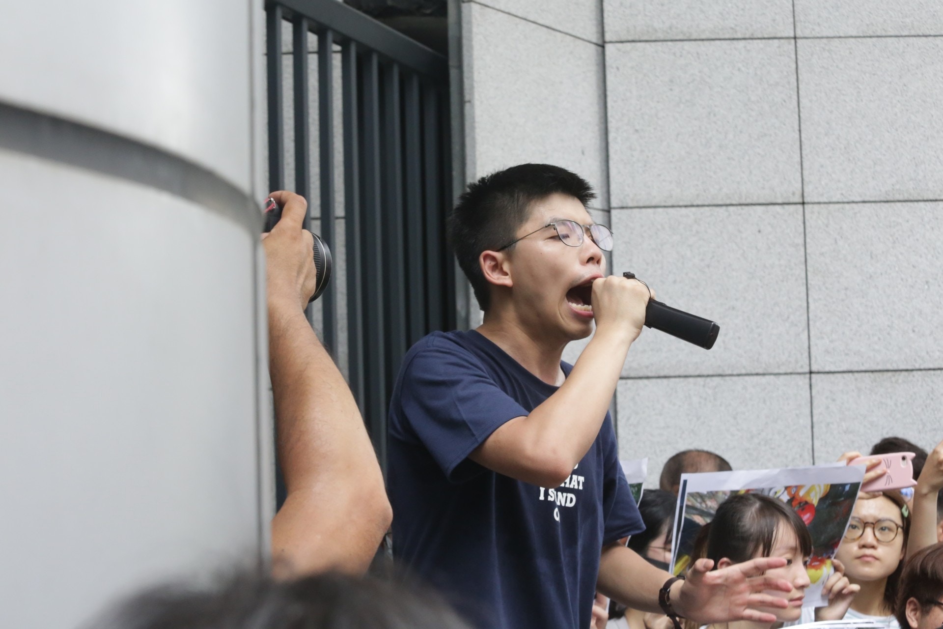 《人民日報》的鋭評指，「黃之鋒等人的下場就是亂港分子的下場。」（資料圖片）