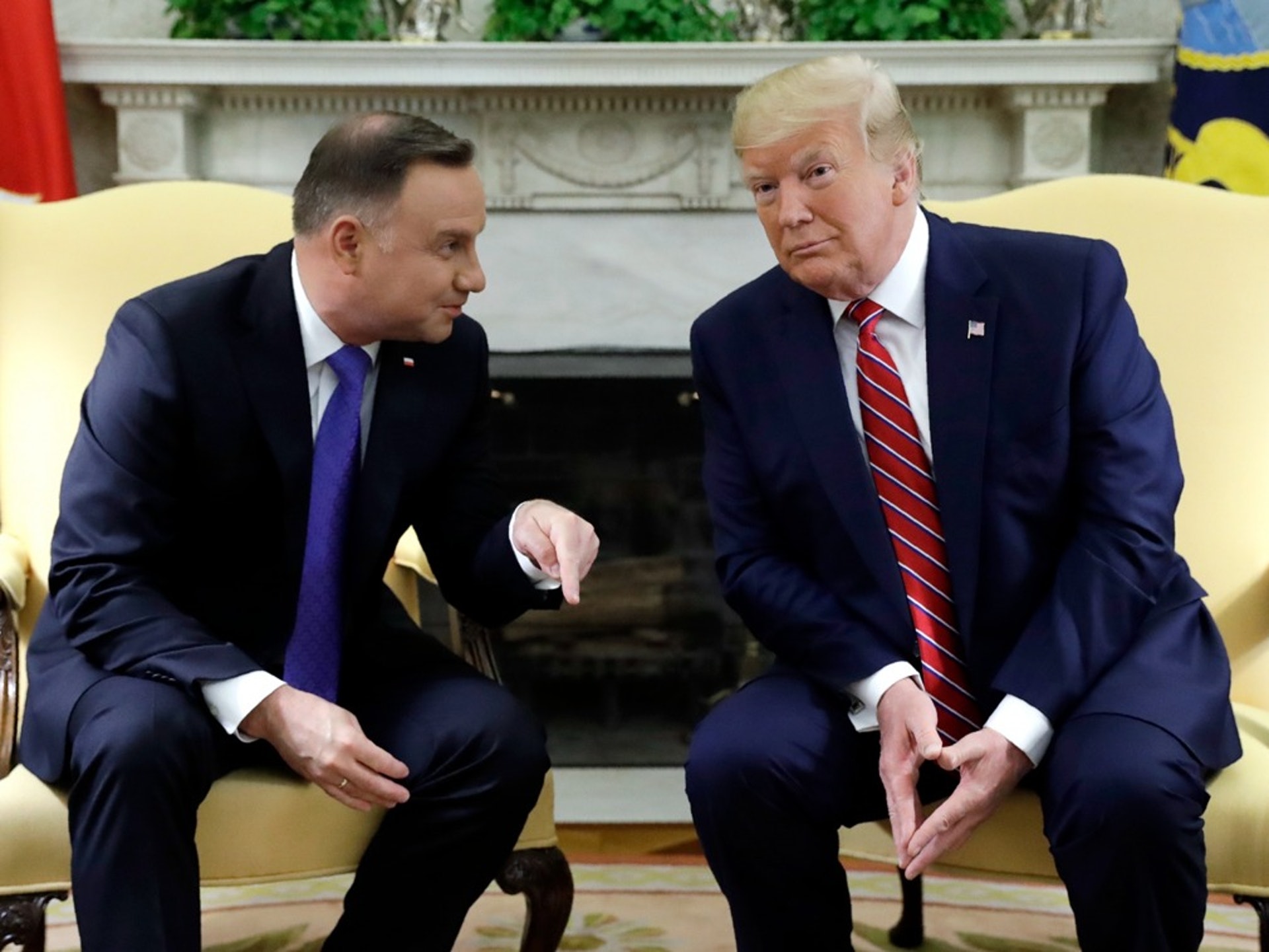 特朗普說已經與波蘭總統杜達(左)通話。(AP)