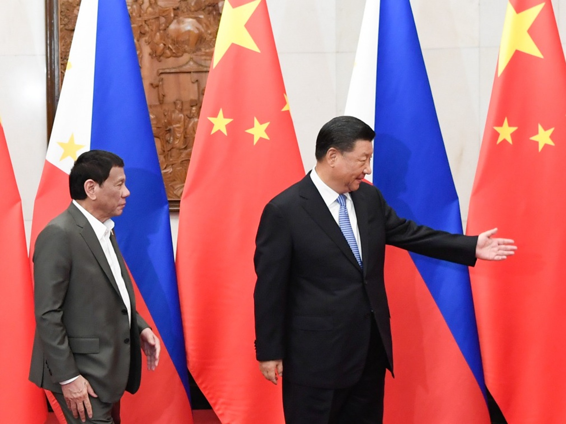 北京時間8月29日晚,中國國家主席習近平在北京釣魚台國賓館會見菲律賓總統杜特爾特(左)。(新華社)