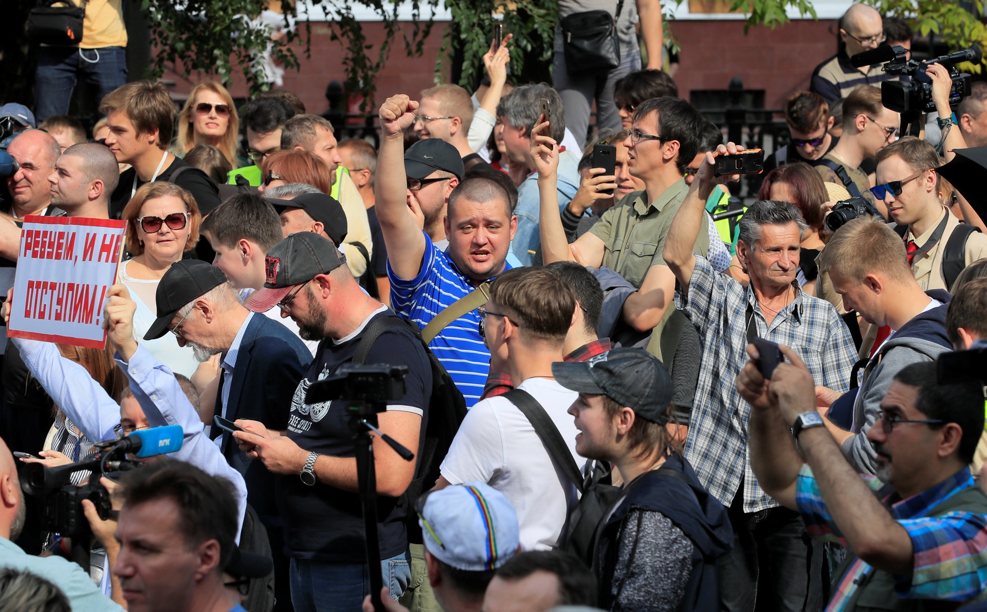 俄羅斯示威:數以千計示威者上街要求公平選舉。(美聯社) 俄羅斯示威:數以千計示威者上街要求公平選舉。(美聯社)