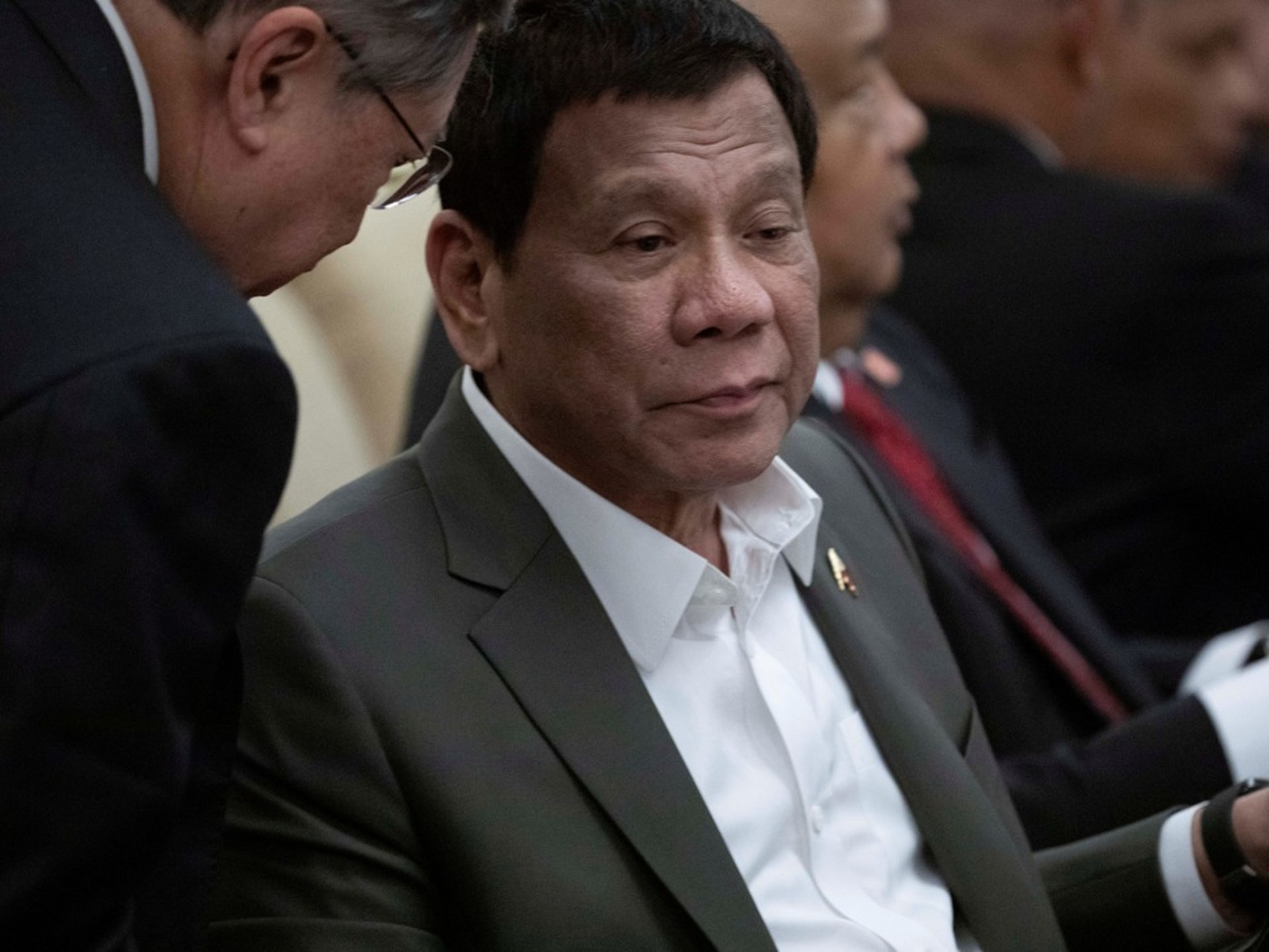 杜特爾特(左二)在會晤習近平時提出南海仲裁。(Reuters)