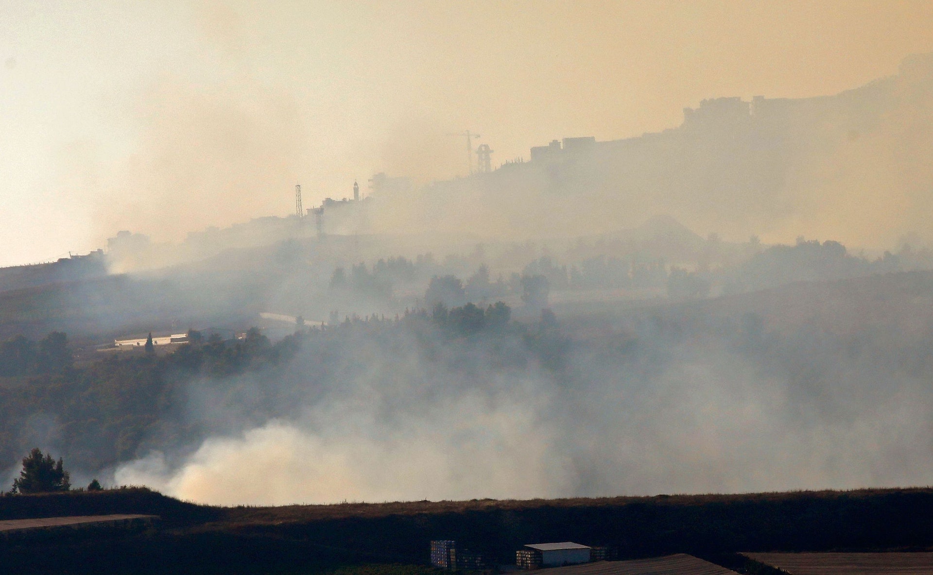 黎巴嫩以色列衝突:圖為9月1日,以色列與黎巴嫩相互攻擊期間,以色列北部城鎮Avivim附近煙霧瀰漫。(VCG)