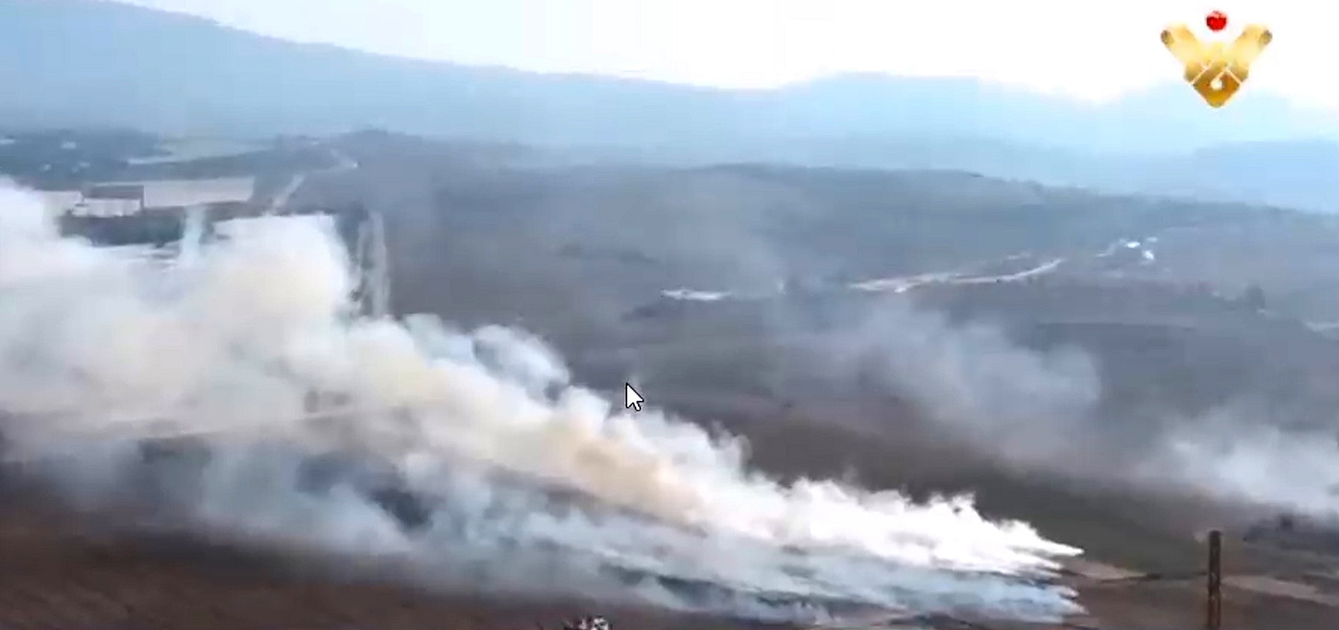 黎巴嫩以色列衝突:黎巴嫩真主黨媒體燈塔電視台(al-Manar TV)截圖顯示,該國村莊邁龍角(Maroun al-Ras)9月1日亦是雲霧繚繞。(VCG)