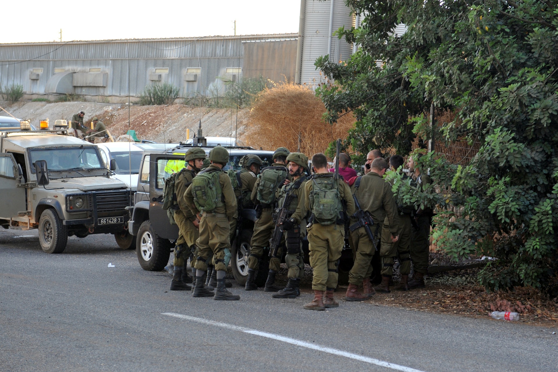 黎巴嫩以色列衝突:以色列士兵們9月1日一同站在接壤黎巴嫩邊境附近。(Reuters)