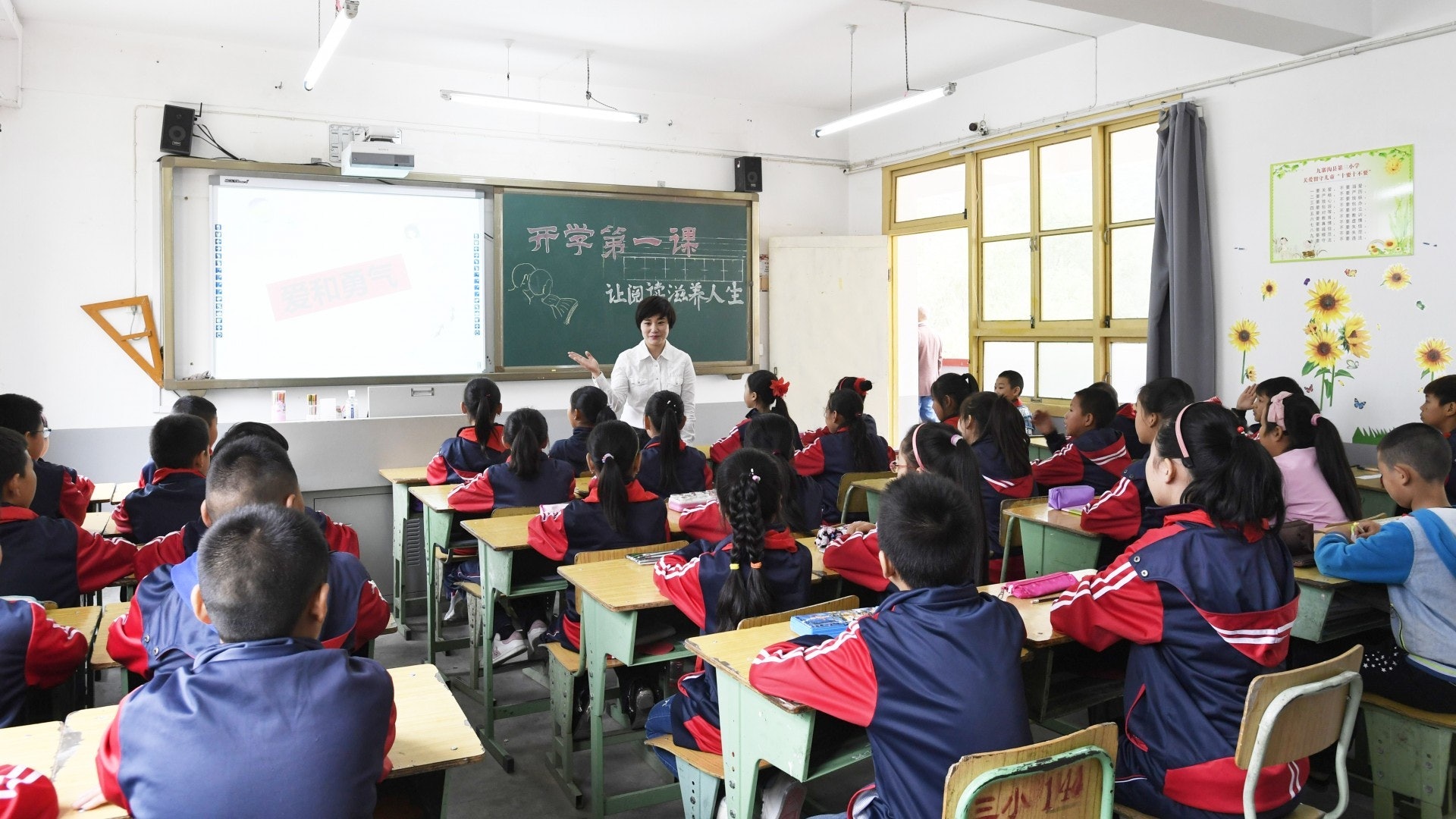 深圳中小學教師成高薪職業 稅前年收入逾30萬人仔 深圳中小學教師成高薪職業 稅前年收入逾30萬人仔