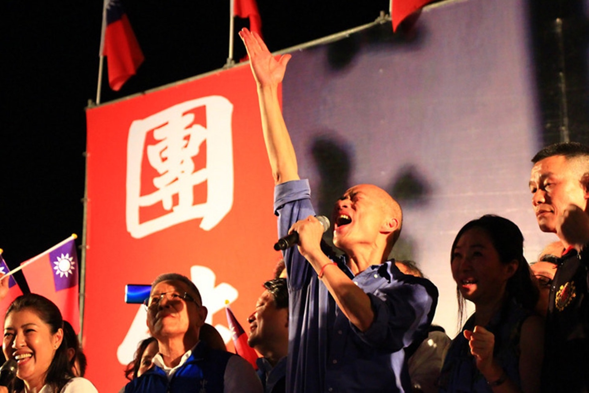 高雄市長韓國瑜(右3)於6月22日晚間到台中出席造勢活動,韓國瑜的動員能力一向被認為是優勢。(中央社) 高雄市長韓國瑜(右3)於6月22日晚間到台中出席造勢活動,韓國瑜的動員能力一向被認為是優勢。(中央社)