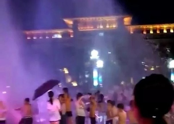 涉事音樂噴泉廣場人來人往。（網上圖片）