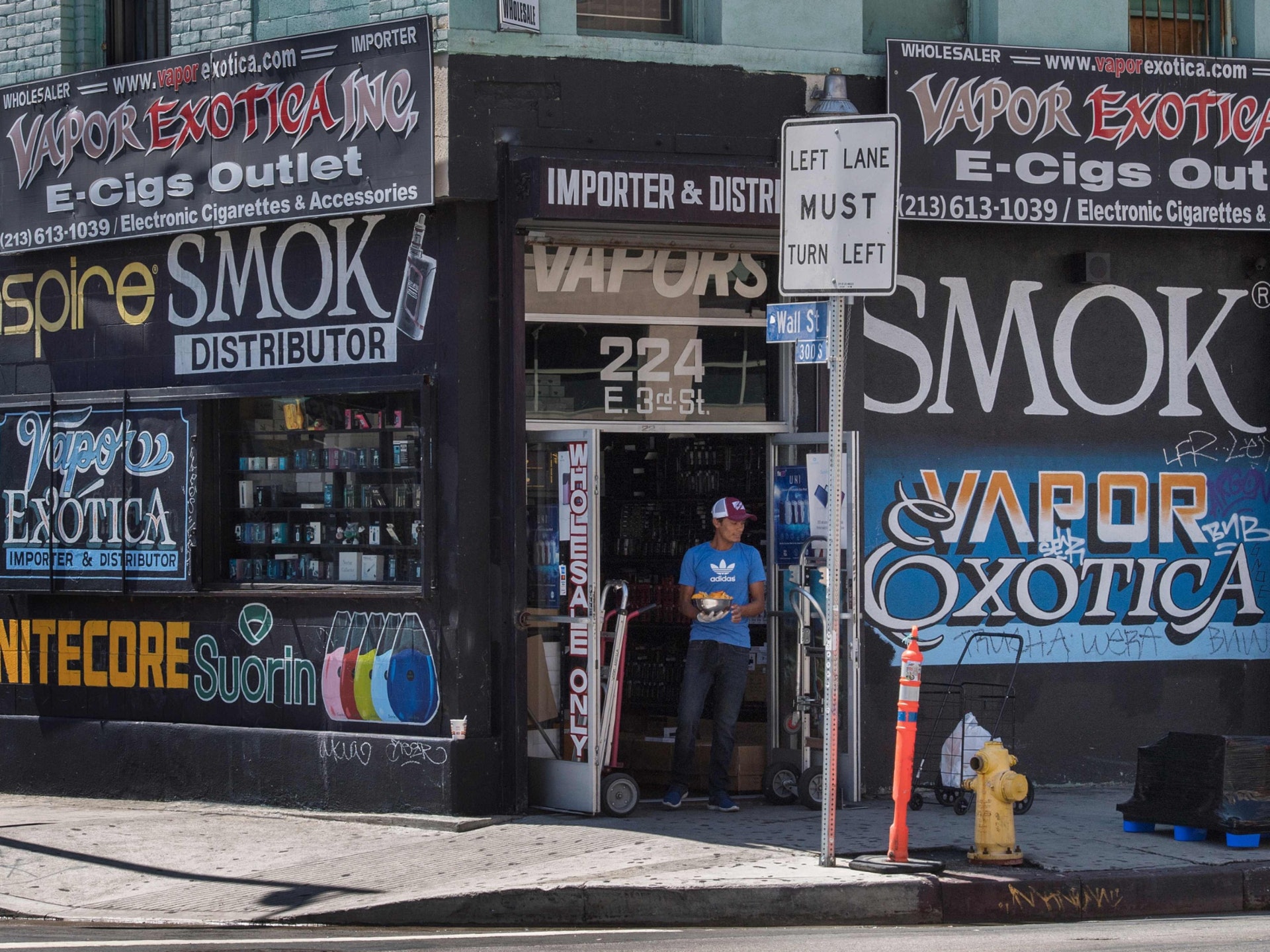 維他命E醋酸鹽,一種在電子煙中存在的化學物質,被證實留會在吸入後長期留在肺部。 這一發現被稱為突破,但遠未到能確認是這種神秘肺病單一成因的地步。圖為2019年9月位於美國洛杉磯一間電子煙商店。(VCG)