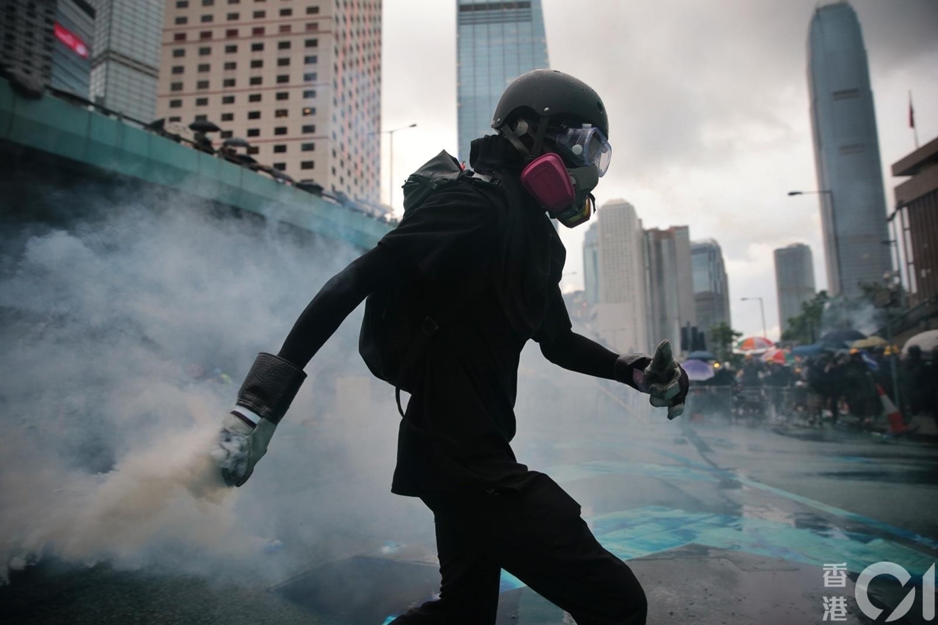 文章指,《禁蒙面法》不是要限制港人遊行示威的權利,而是要打擊正在毀掉香港的那些暴力活動,因為絕大部分暴力犯罪都是以蒙面作掩護實施的。(資料圖片) 文章指,《禁蒙面法》不是要限制港人遊行示威的權利,而是要打擊正在毀掉香港的那些暴力活動,因為絕大部分暴力犯罪都是以蒙面作掩護實施的。(資料圖片)