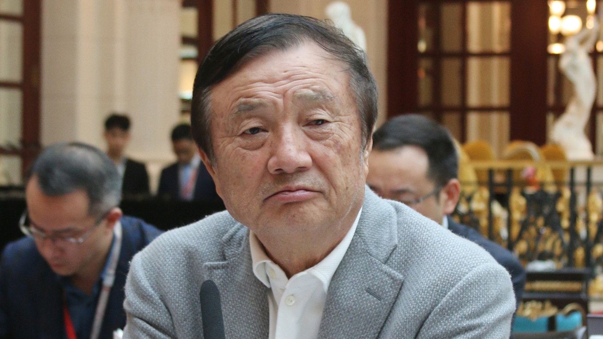 任正非早前表示,如果美國仍不信任華為,他可將整個華為5G平台技術轉移給任何美企,願「幫助美國建立起5G產業」。(資料圖片) 任正非早前表示,如果美國仍不信任華為,他可將整個華為5G平台技術轉移給任何美企,願「幫助美國建立起5G產業」。(資料圖片)