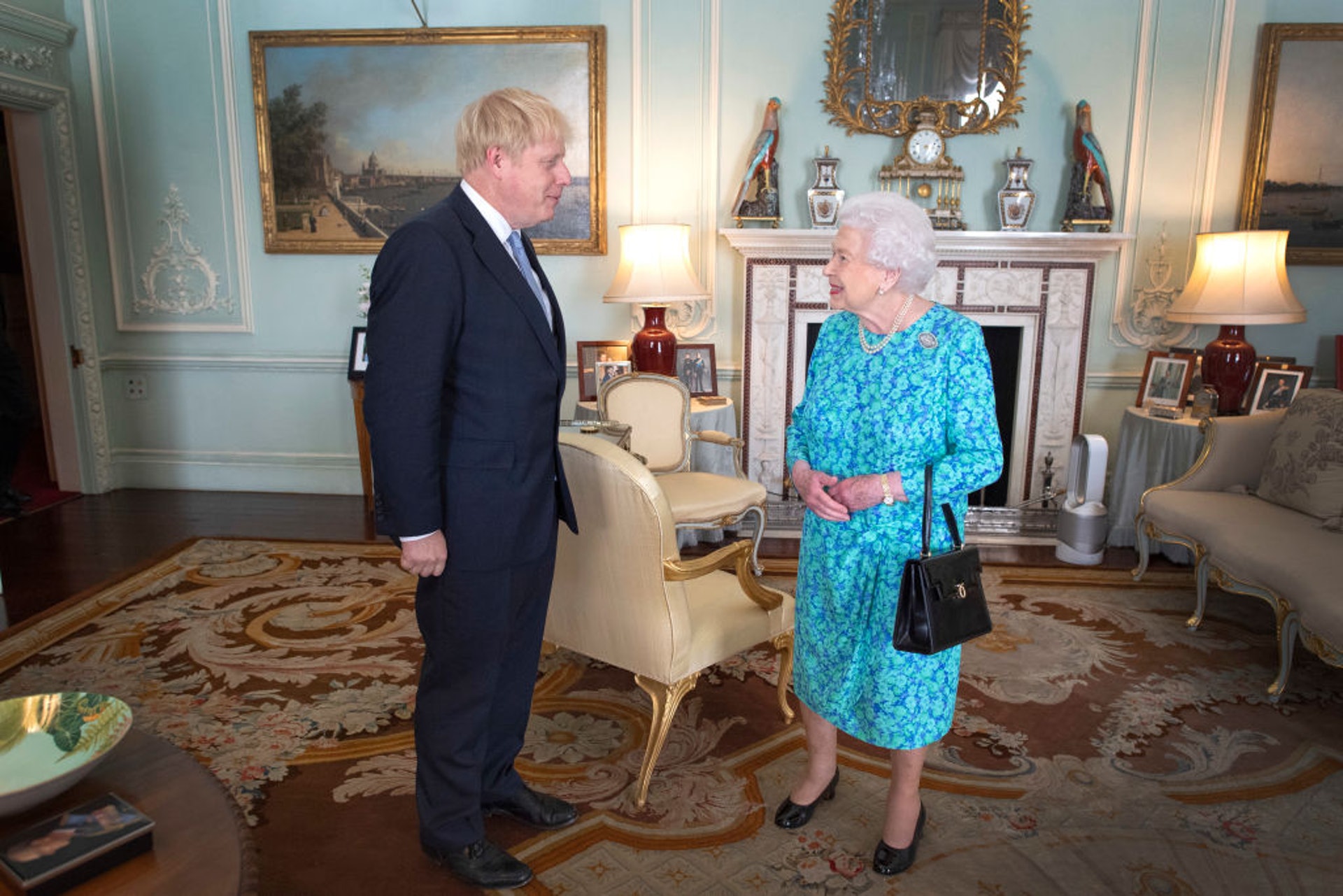 英國脱歐亂局未止，英女王也無法置身事外。圖為約翰遜7月時與英女王見面（Getty Images）