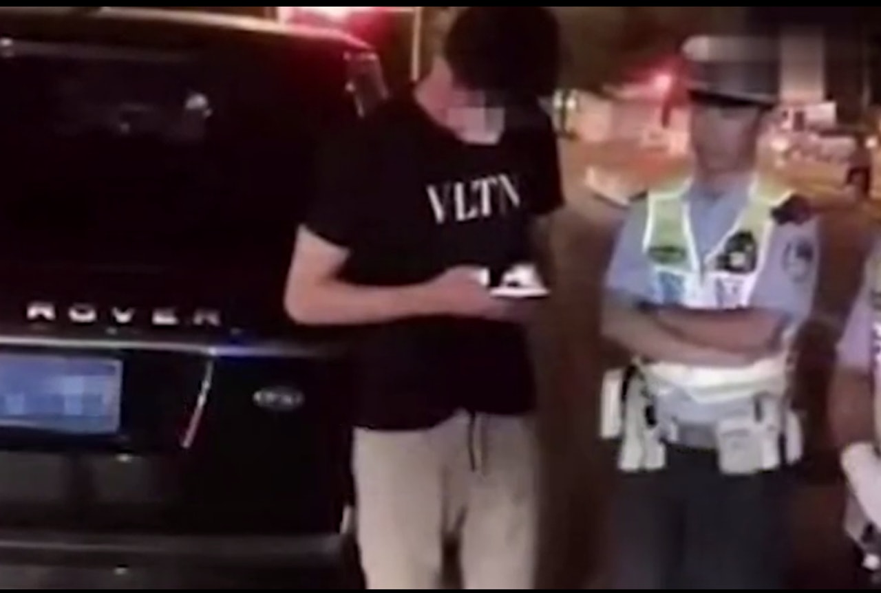 張鷺被天津交警查獲有醉酒駕駛的違法行為。(影片截圖) 張鷺被天津交警查獲有醉酒駕駛的違法行為。(影片截圖)